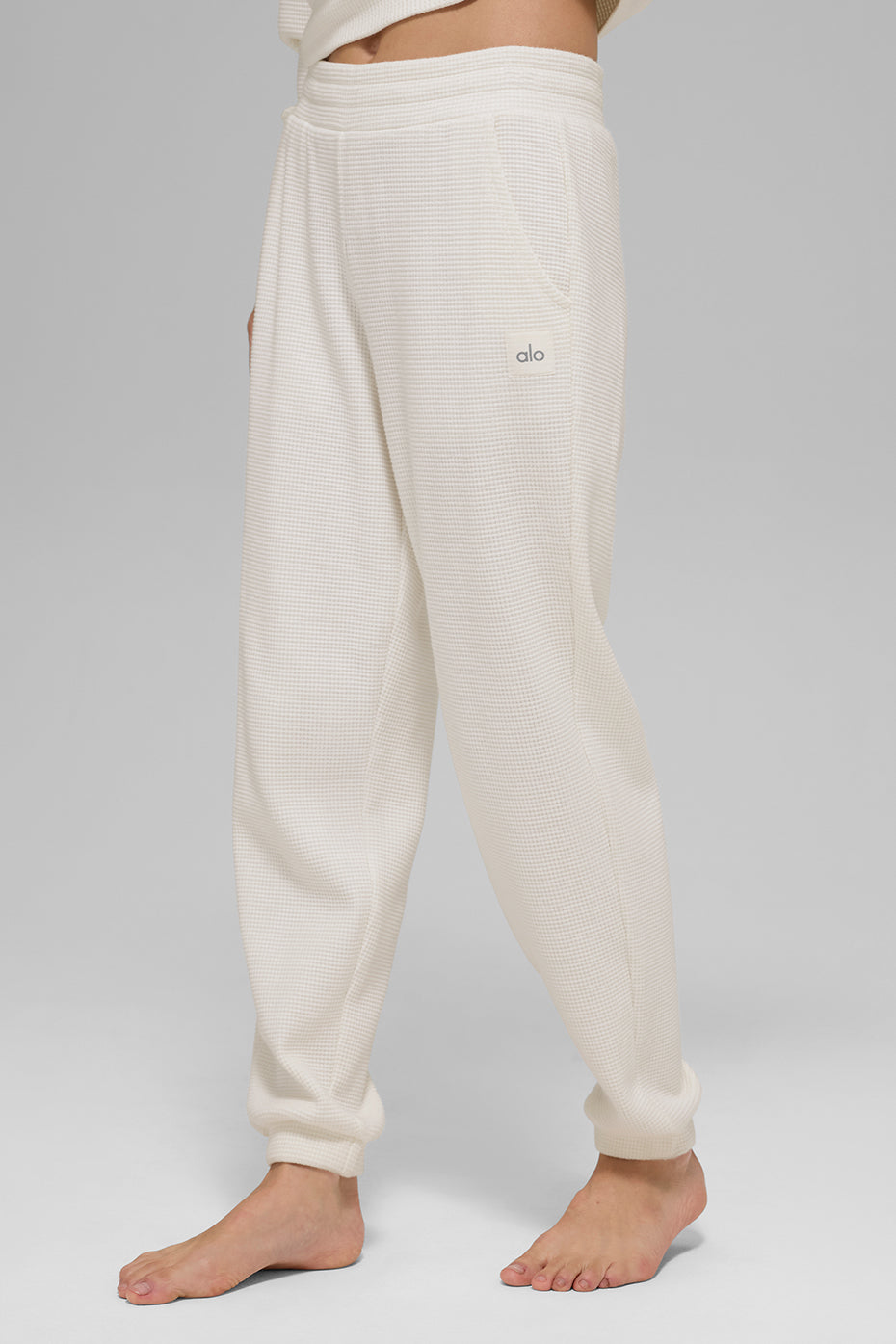 Alo Yoga Waffle Weekend Escape Jogger - Ivory - imagen 3