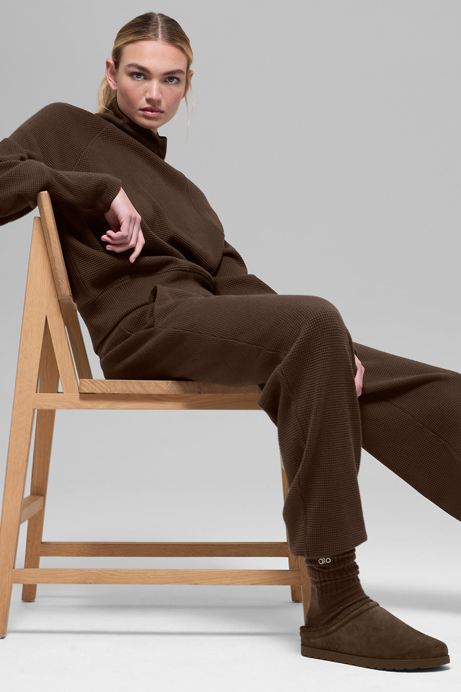 Alo Yoga Waffle Weekend Escape Jogger - Espresso - imagen 6