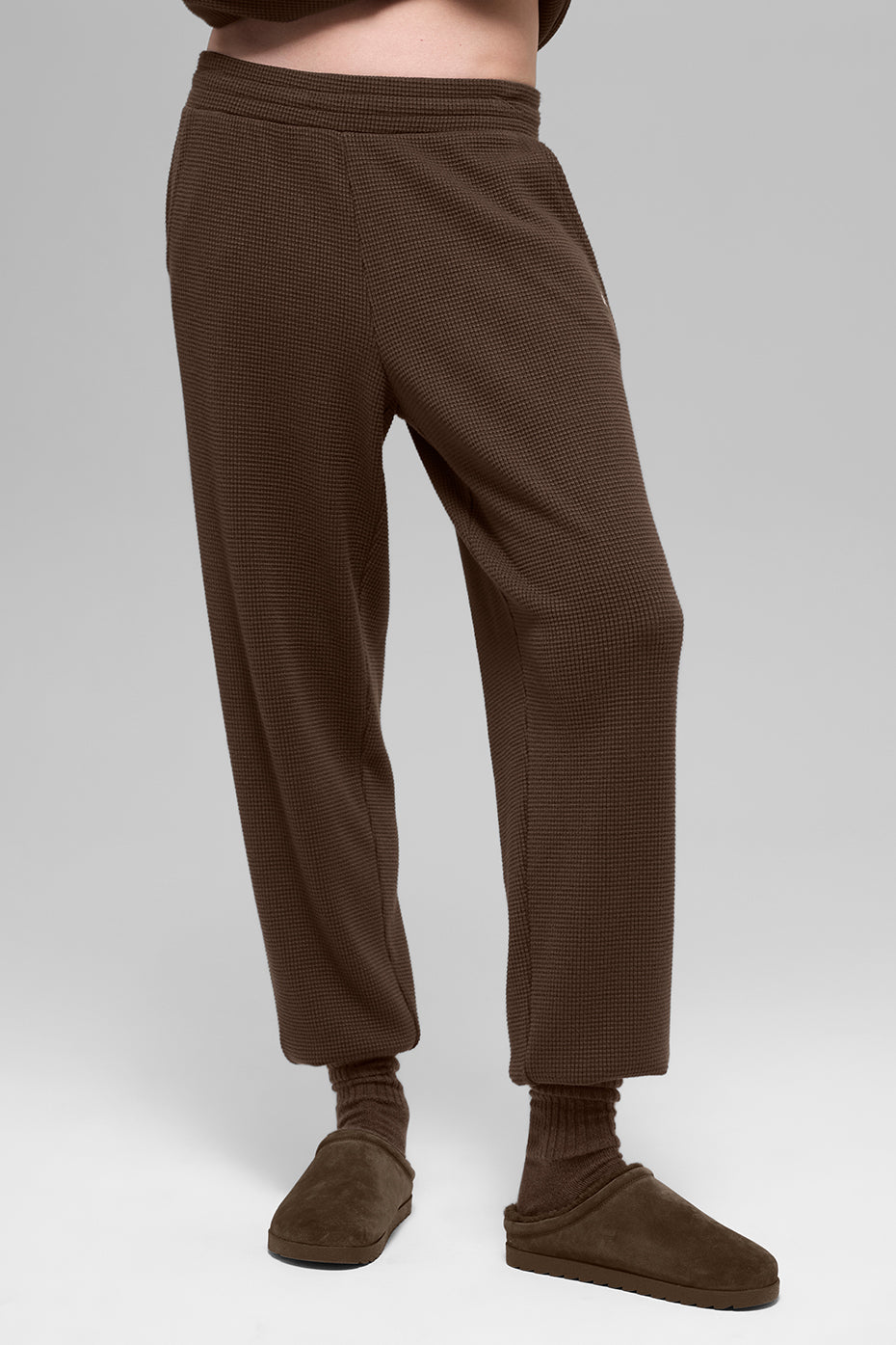 Alo Yoga Waffle Weekend Escape Jogger - Espresso - imagen 3