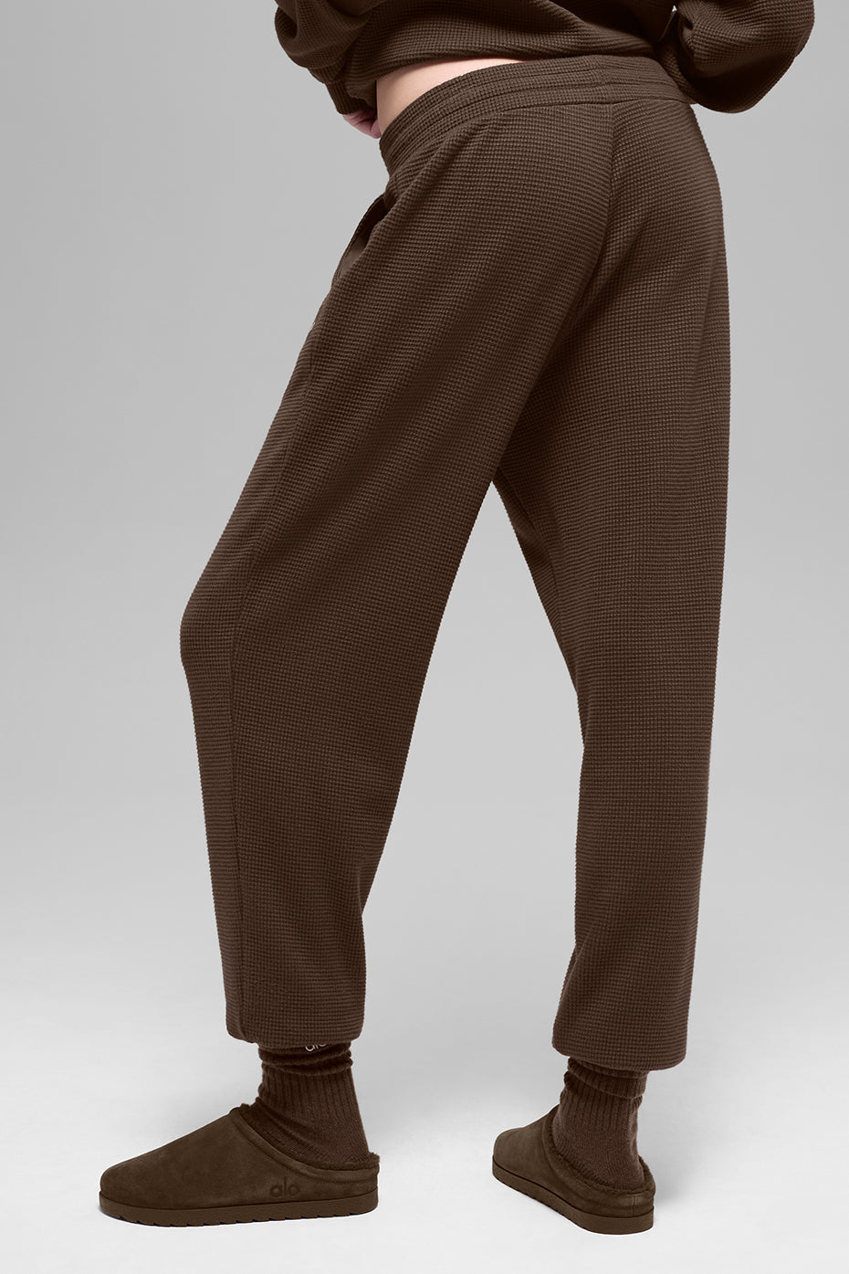 Alo Yoga Waffle Weekend Escape Jogger - Espresso - imagen 4