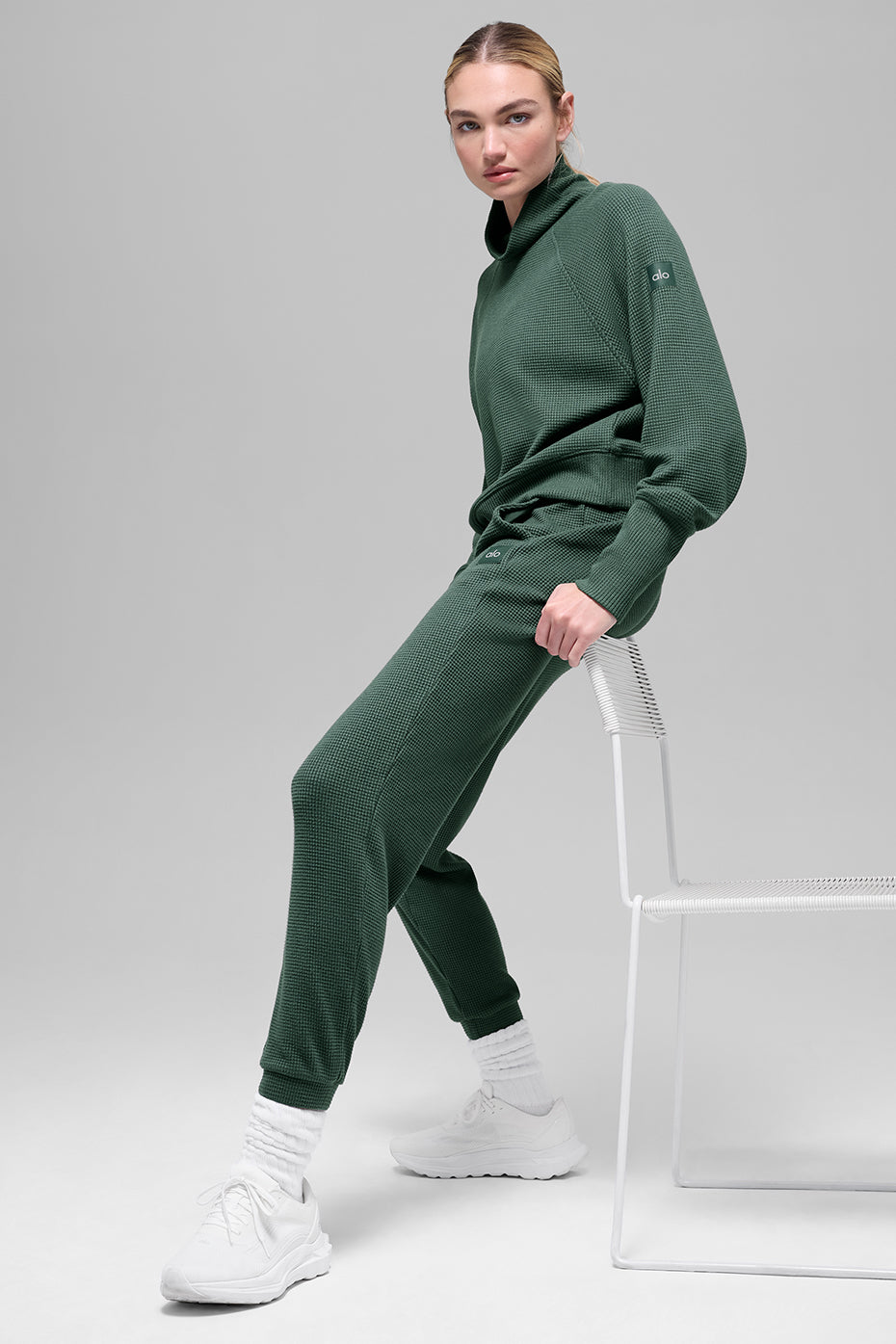 Alo Yoga Waffle Weekend Escape Jogger - Clover Green - imagen 4