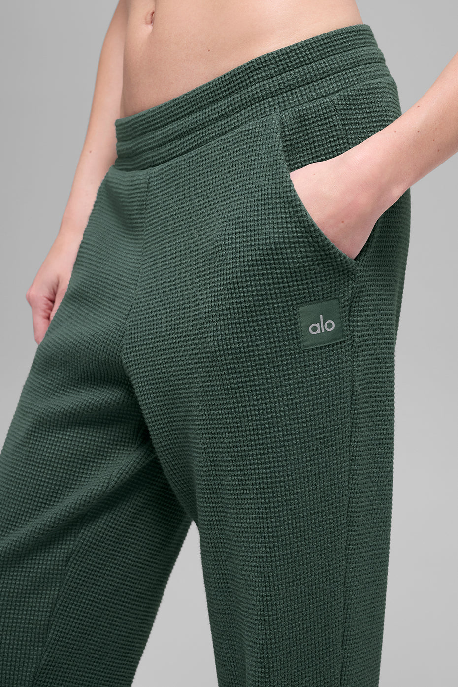 Alo Yoga Waffle Weekend Escape Jogger - Clover Green - imagen 3