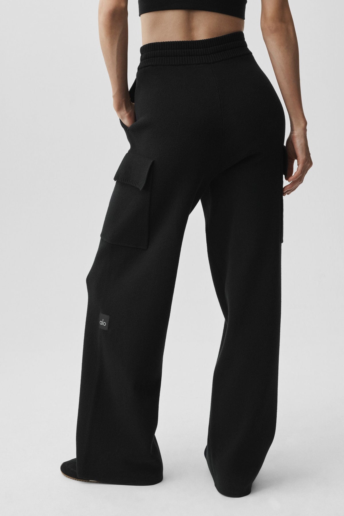 Alo Yoga Scholar Knit High-Waist Cargo Pant - Black - imagen 2