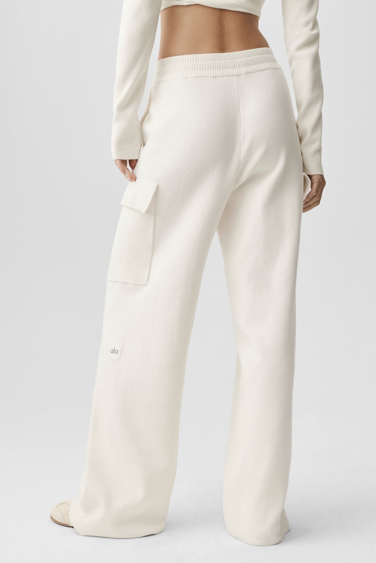 Alo Yoga Scholar Knit High-Waist Cargo Pant - Ivory - imagen 4
