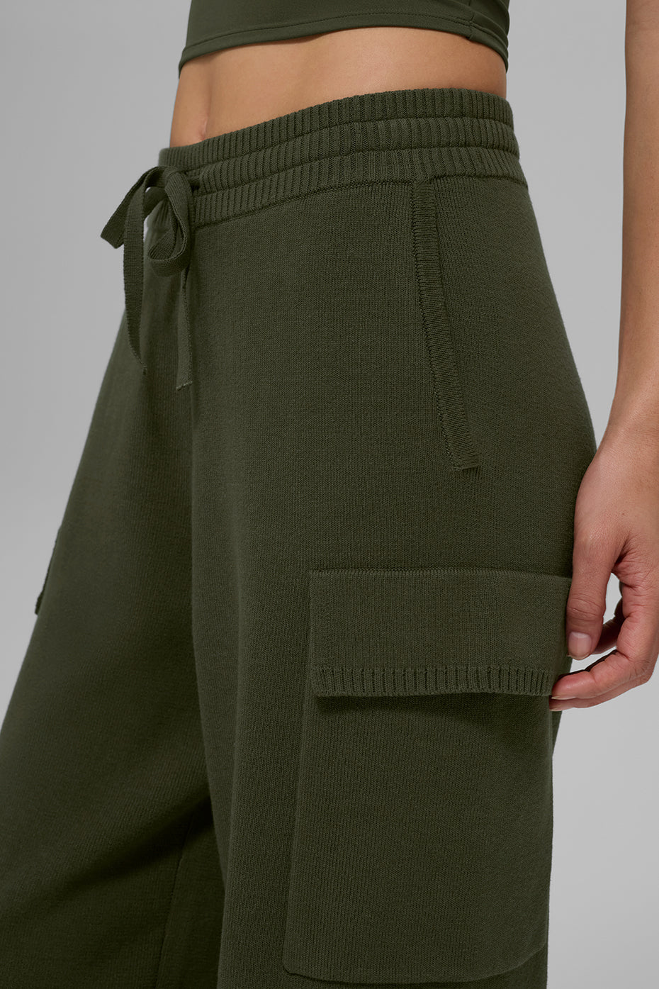 Alo Yoga Scholar Knit High-Waist Cargo Pant - Green Olive - imagen 3