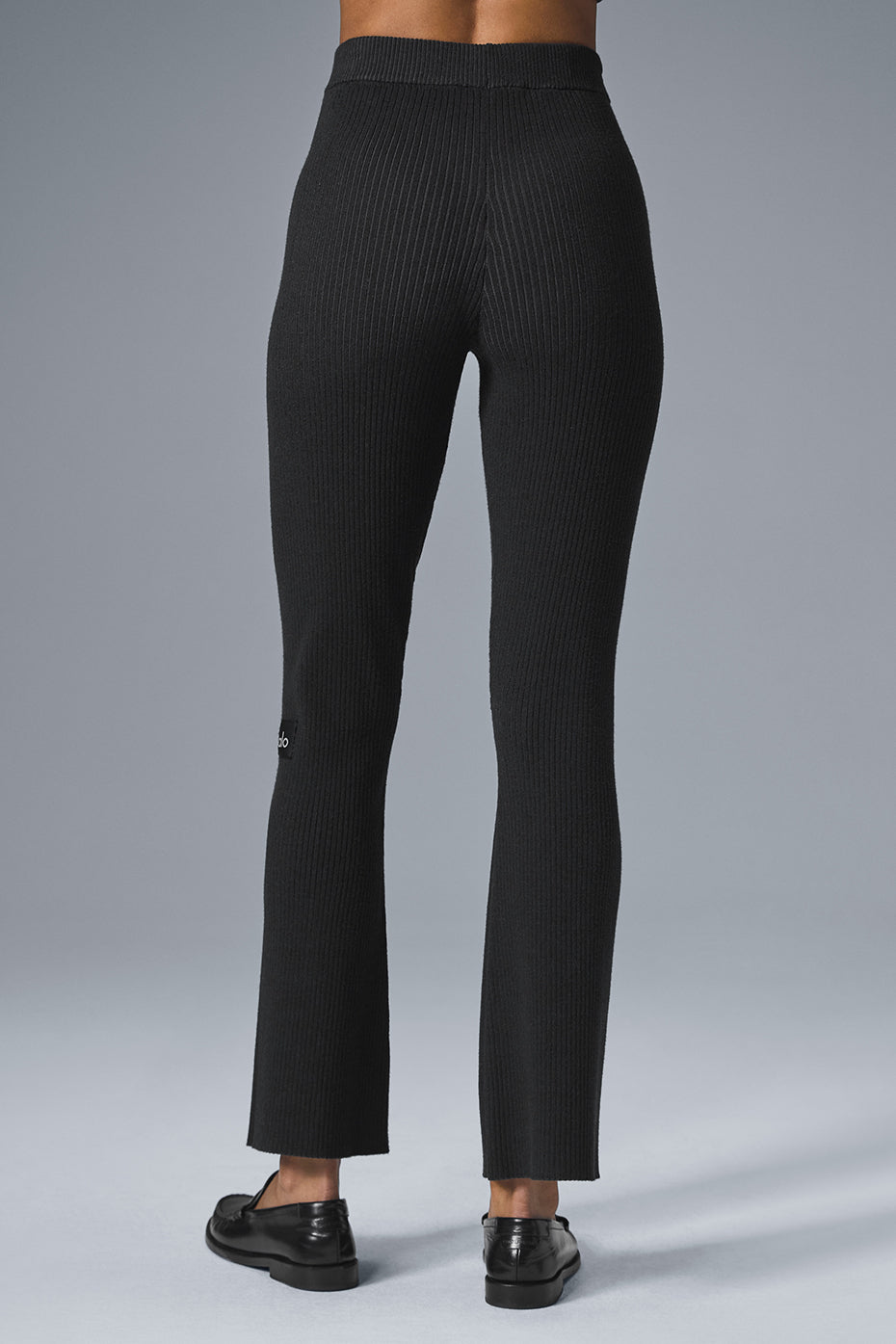 Alo Yoga Denim Knit High-Waist Flare Pant - Black/Anthracite - imagen 3