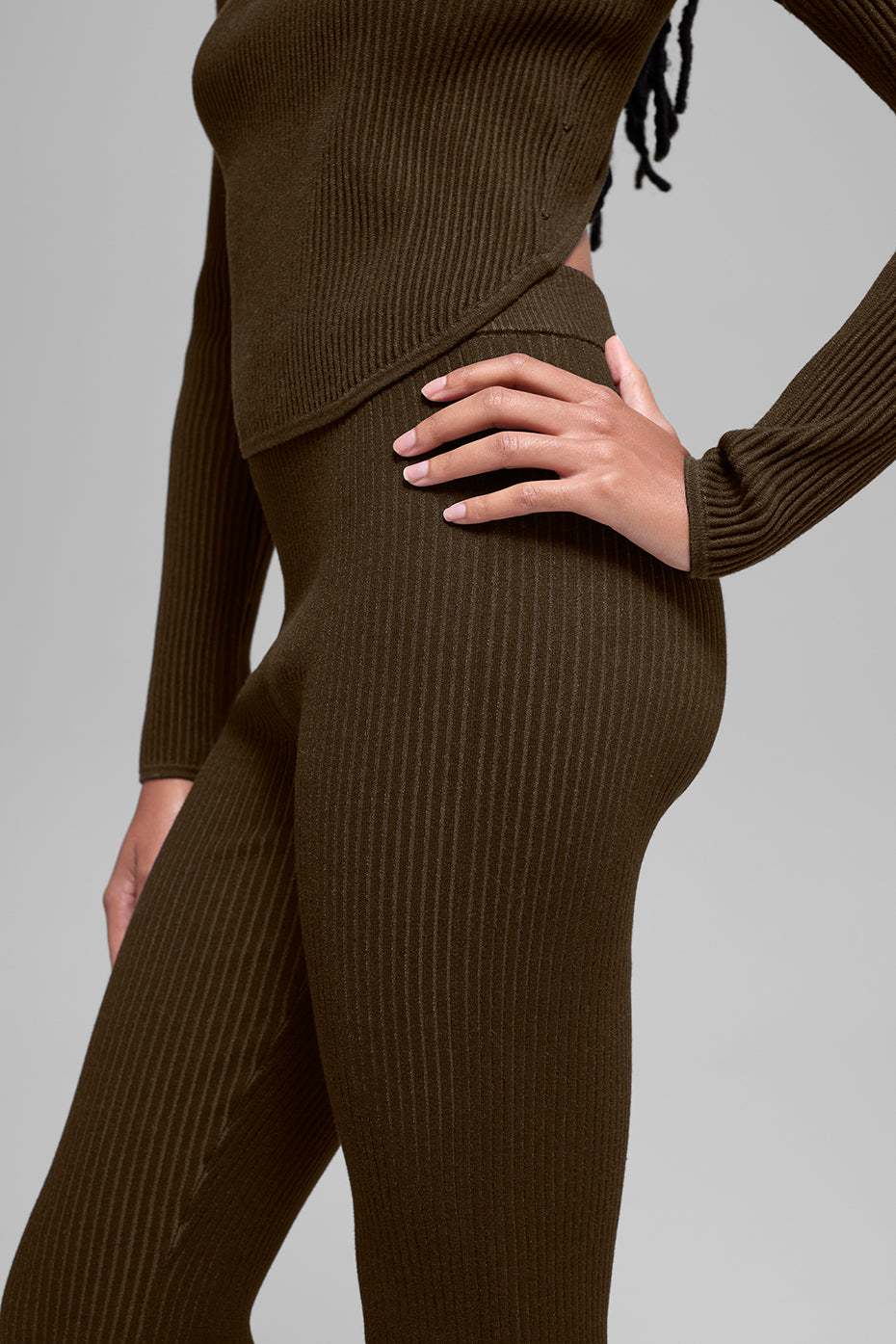 Alo Yoga Denim Knit High-Waist Flare Pant - Espresso/Black - imagen 5