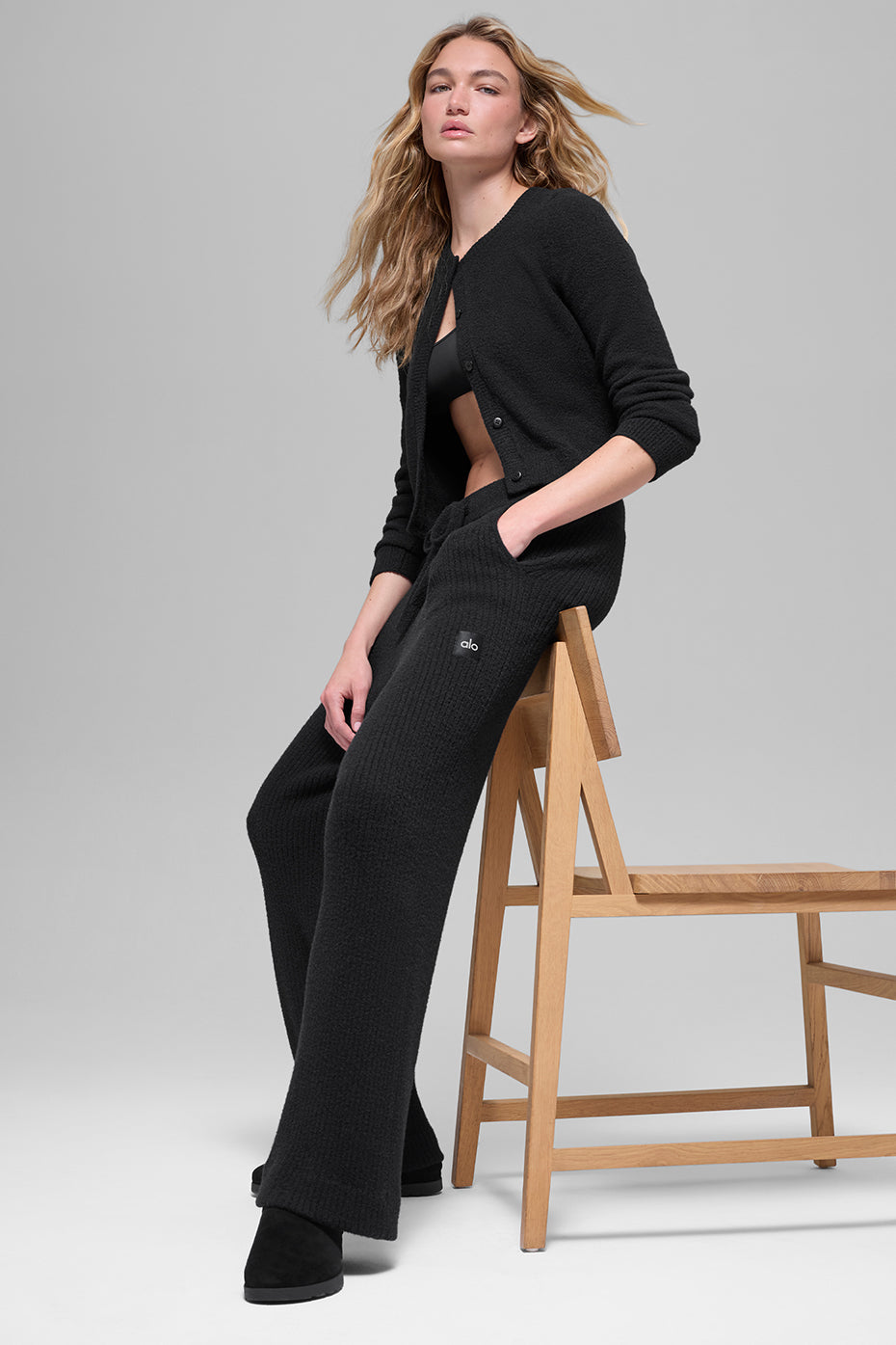 Alo Yoga Snuggle Up Sweater High-Waist Wide Leg Pant - Black - imagen 5