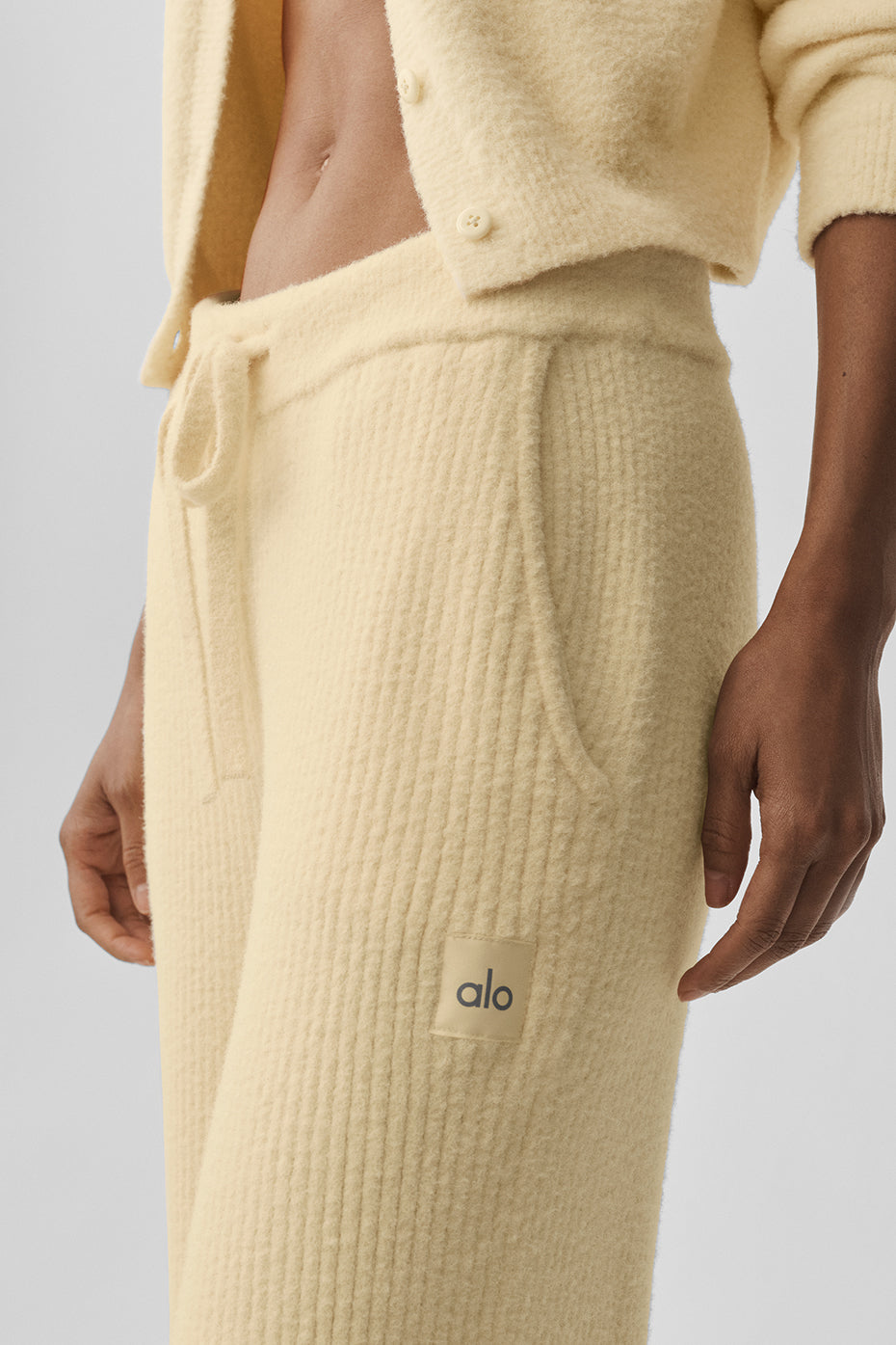 Alo Yoga Snuggle Up Sweater High-Waist Wide Leg Pant - Candlelight Yellow - imagen 3