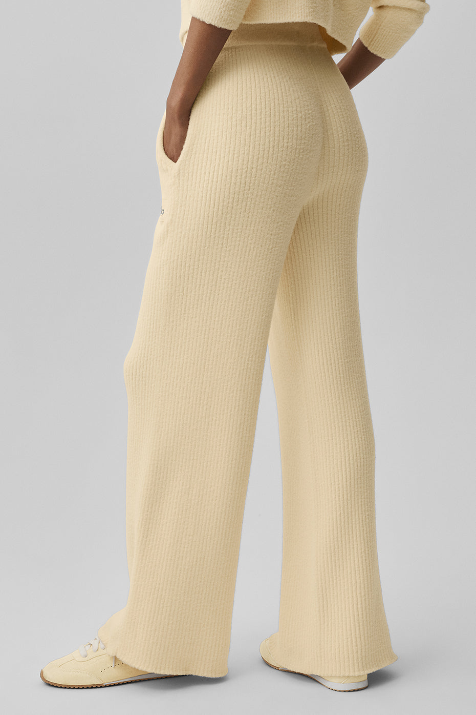 Alo Yoga Snuggle Up Sweater High-Waist Wide Leg Pant - Candlelight Yellow - imagen 4
