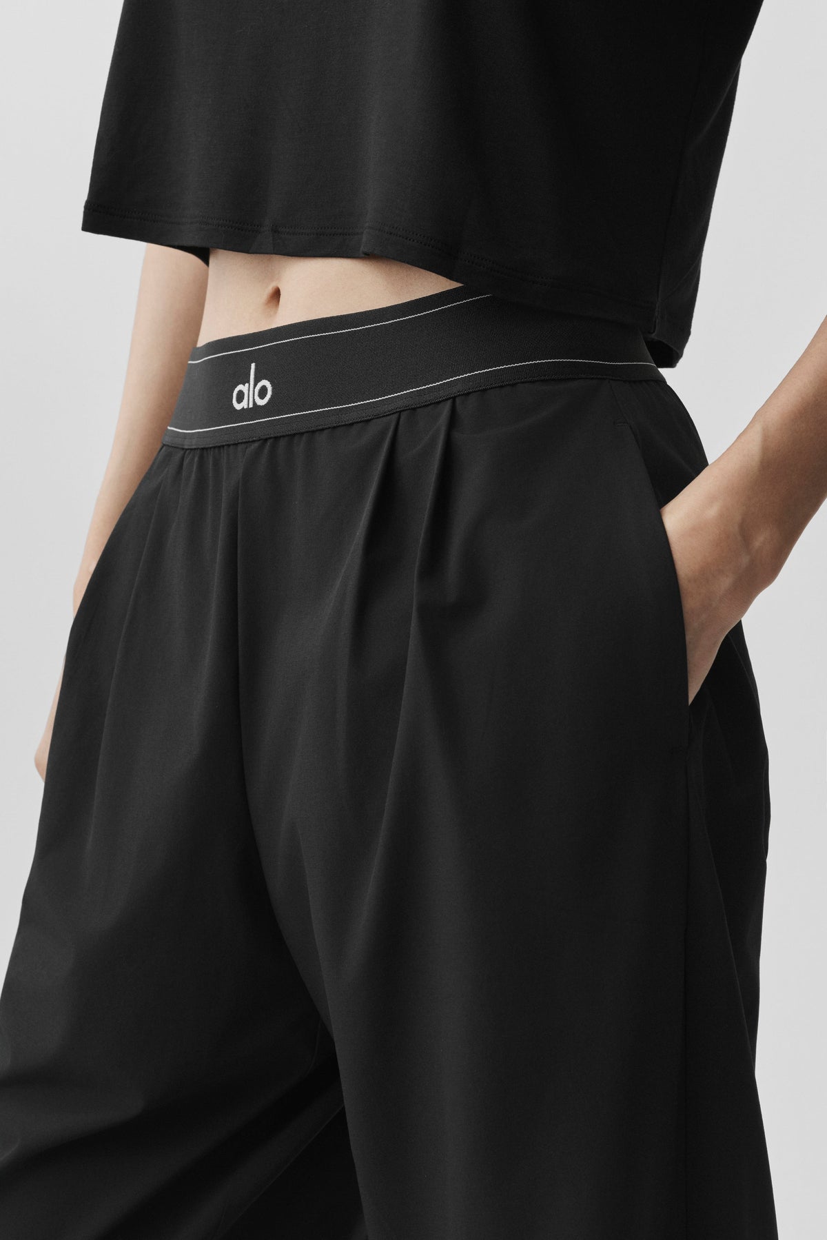 Alo Yoga Suit Up Trouser (Regular) - Black - imagen 4