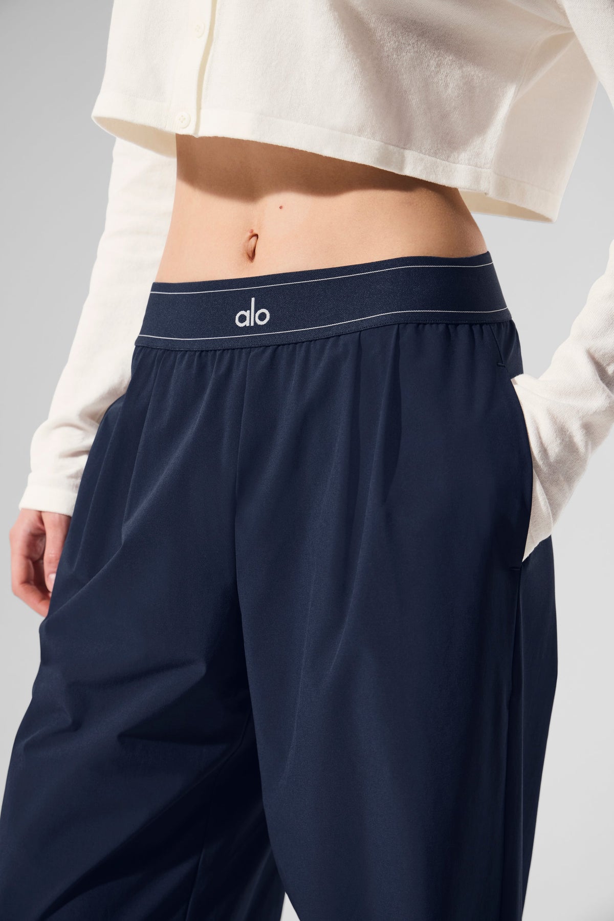 Alo Yoga Suit Up Trouser (Regular) - Navy - imagen 3