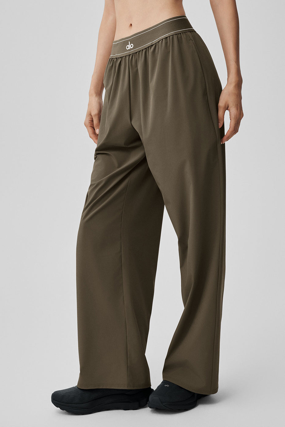 Alo Yoga Suit Up Trouser (Regular) - Olive Tree - imagen 2