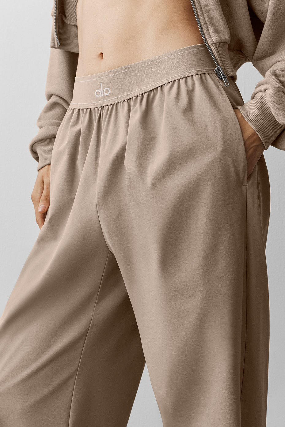Alo Yoga Suit Up Trouser (Regular) - Gravel - imagen 3