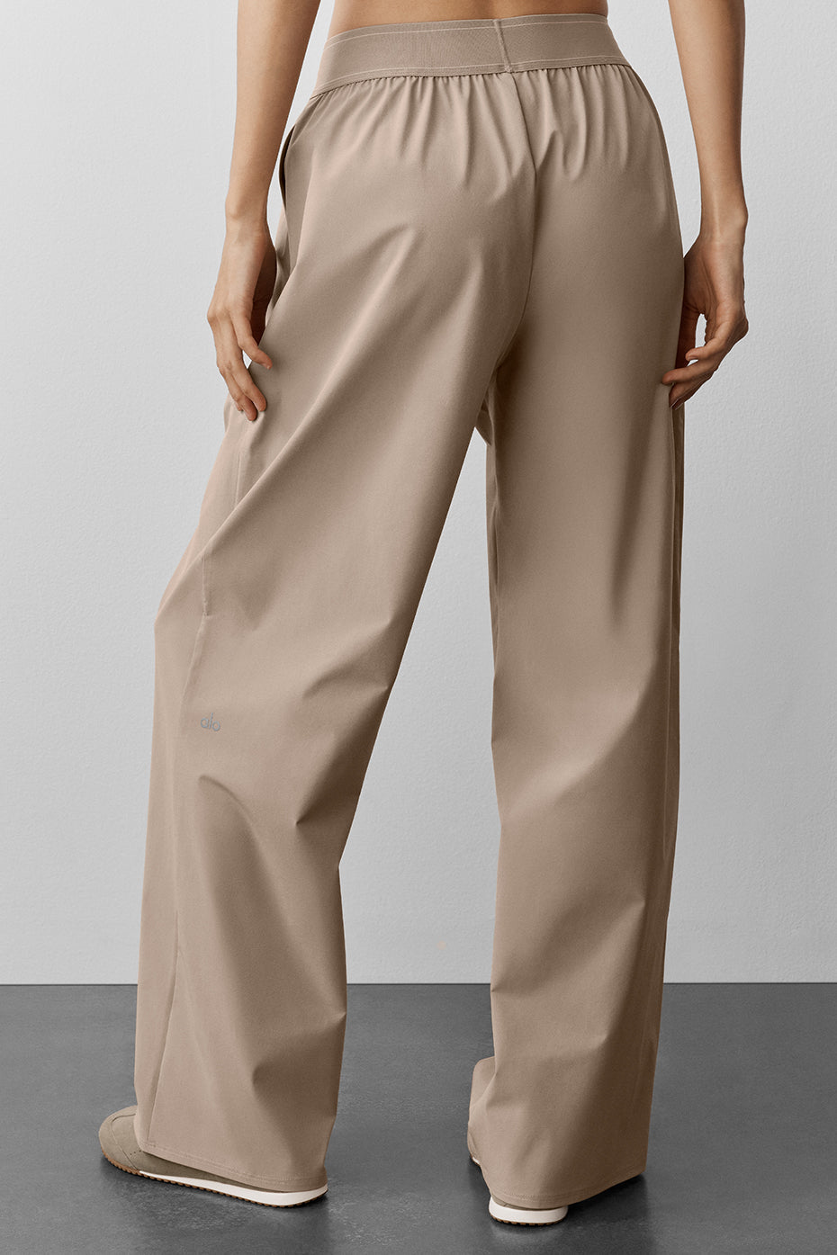 Alo Yoga Suit Up Trouser (Regular) - Gravel - imagen 4