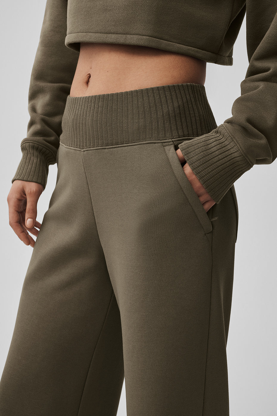 Alo Yoga Serenity Wide Leg Sweatpant - Olive Tree - imagen 2