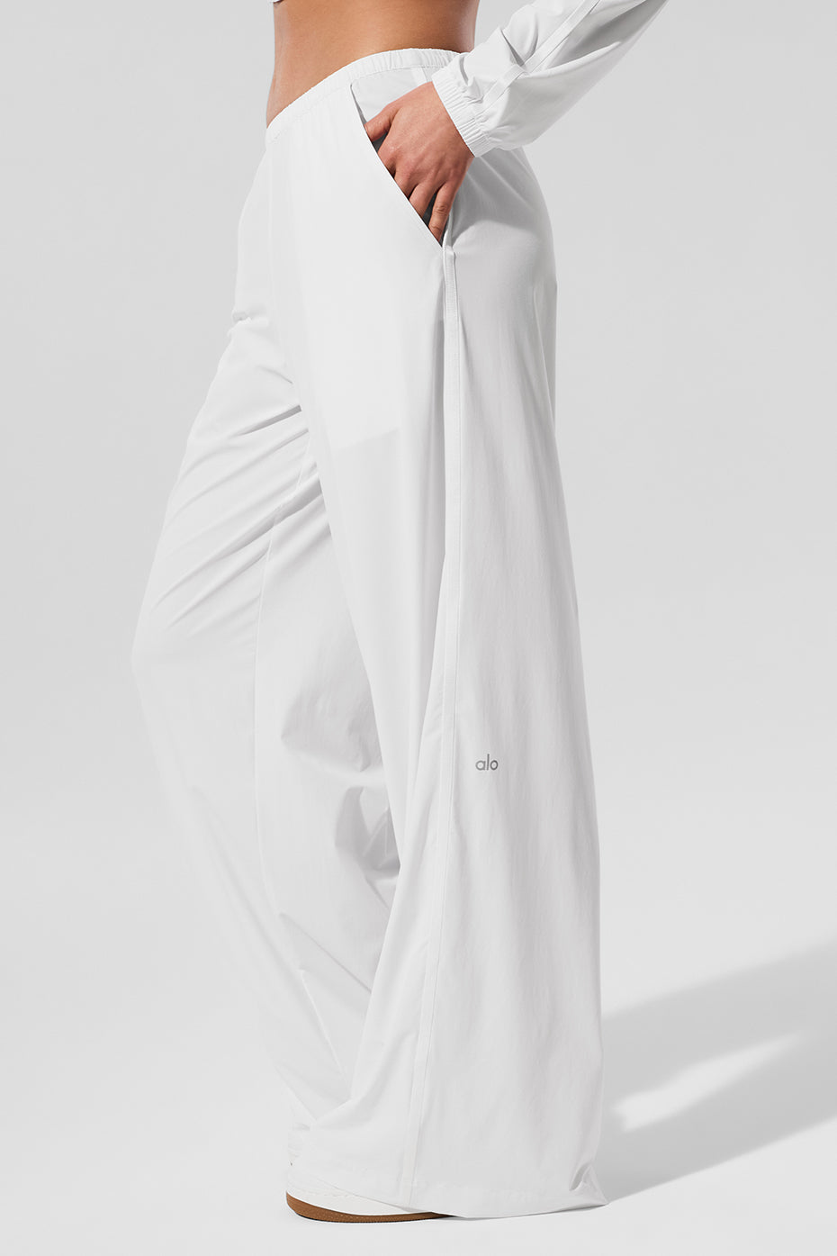 Alo Yoga Breezy Wide Leg Pant (Long) - White - imagen 3