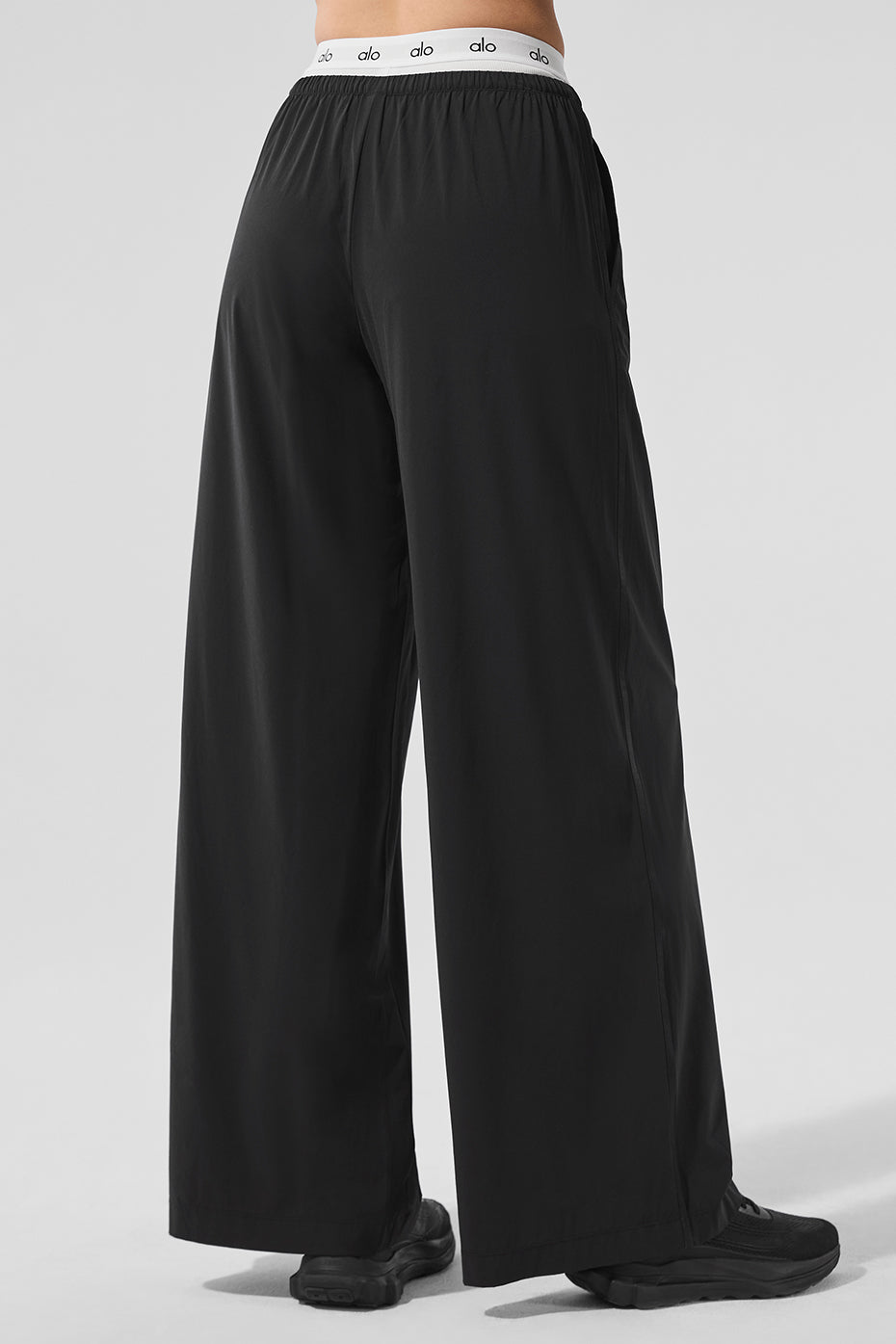Alo Yoga Breezy Wide Leg Pant (Long) - Black - imagen 3