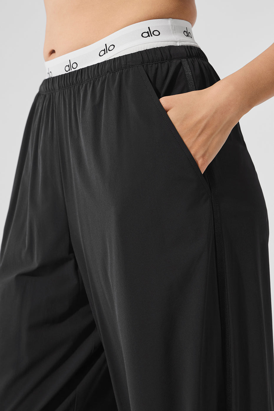 Alo Yoga Breezy Wide Leg Pant (Long) - Black - imagen 4