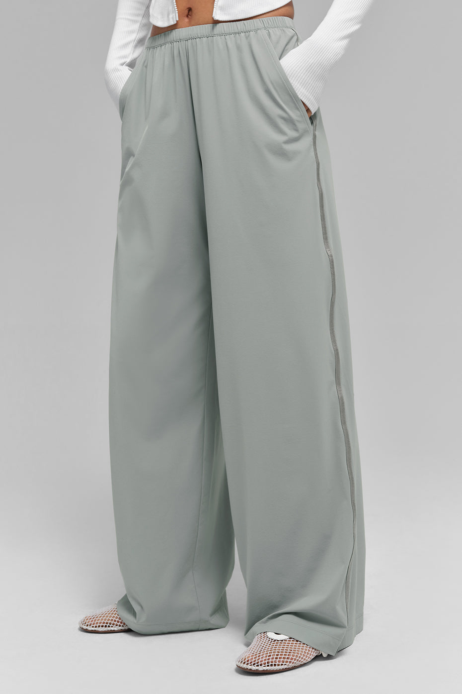 Alo Yoga Breezy Wide Leg Pant (Long) - Lunar Grey - imagen 3