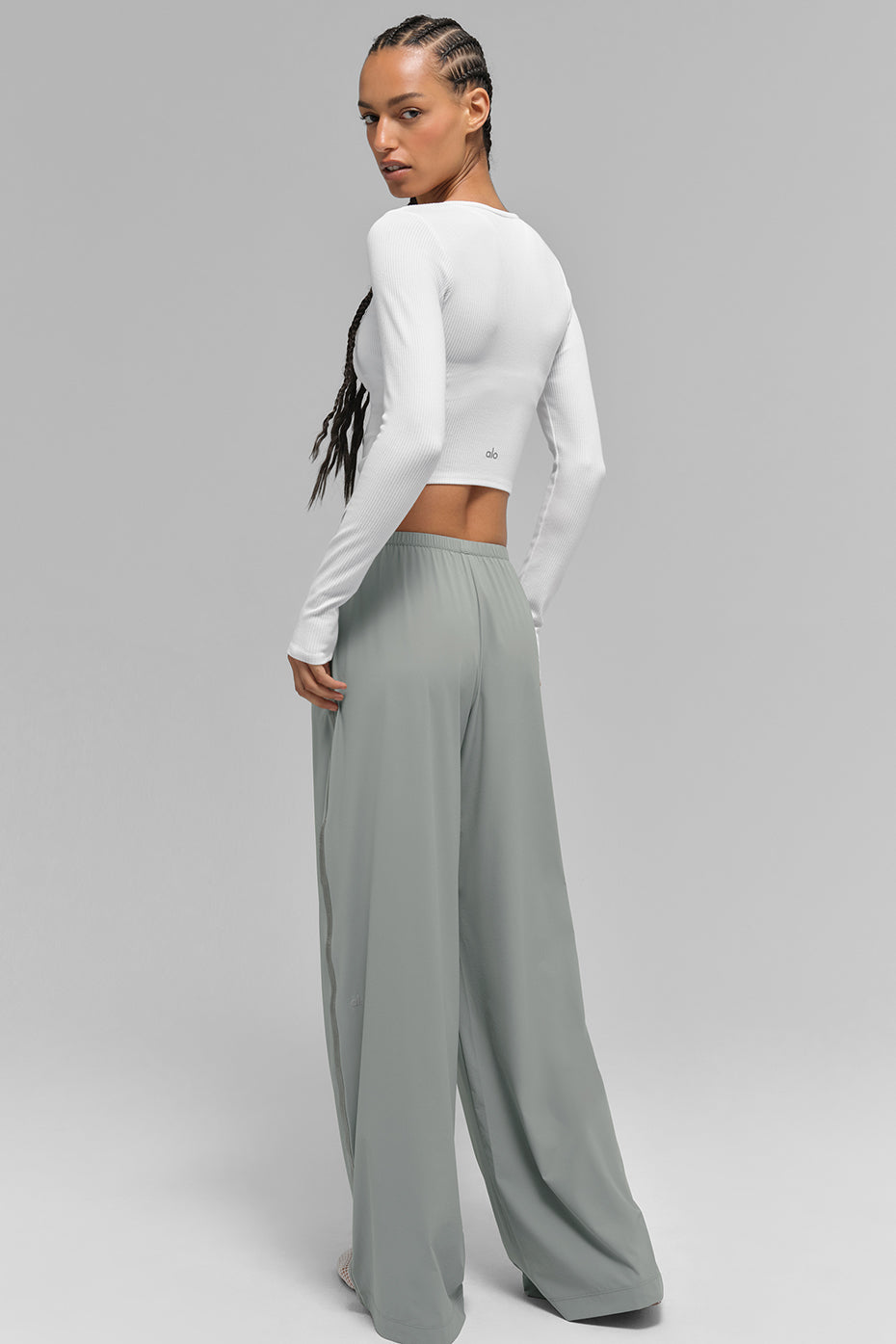 Alo Yoga Breezy Wide Leg Pant (Long) - Lunar Grey - imagen 4