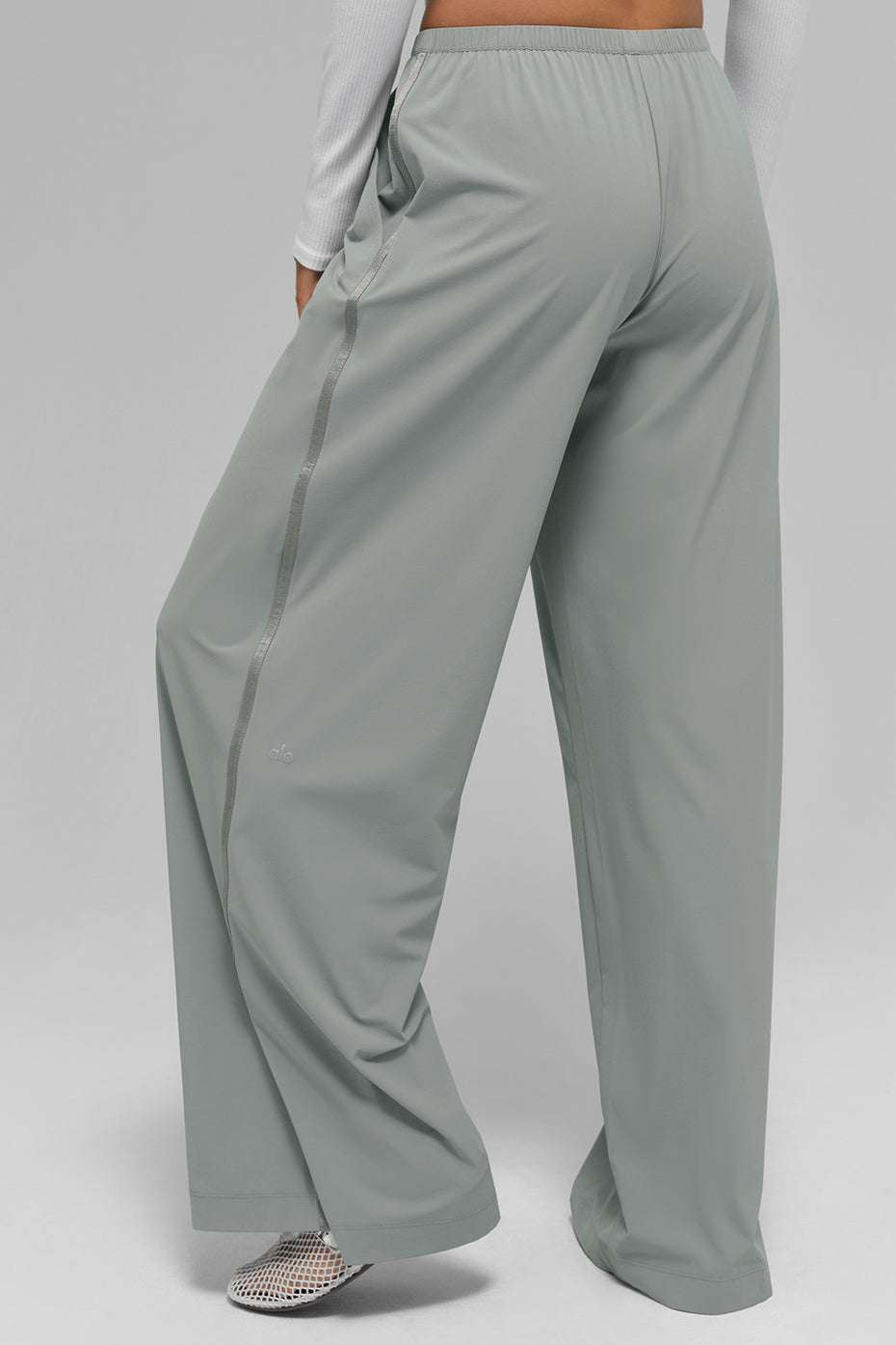 Alo Yoga Breezy Wide Leg Pant (Long) - Lunar Grey - imagen 2