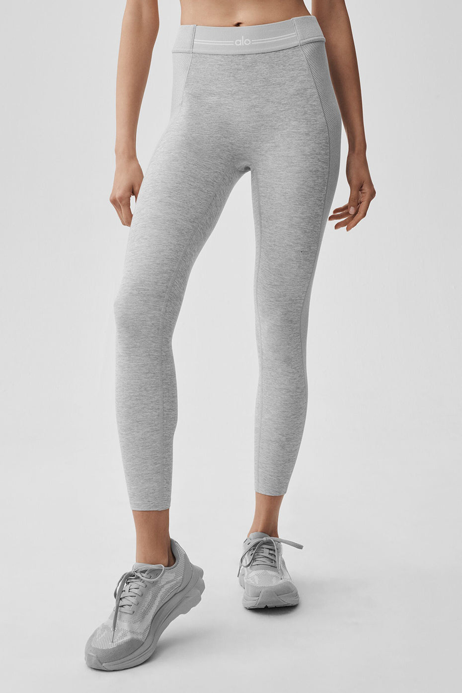 Alo Yoga Alosoft High-Waist 7/8 Relay Legging - Athletic Heather Grey/White - imagen 3