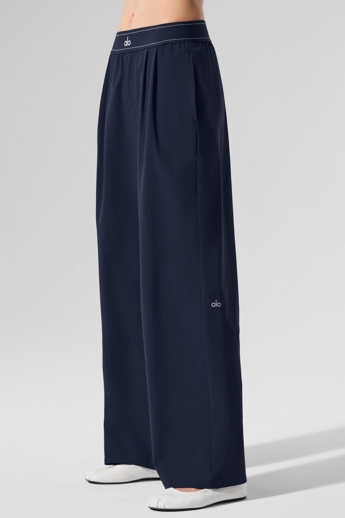 Alo Yoga Suit Up Trouser (Regular) - Navy - imagen 4