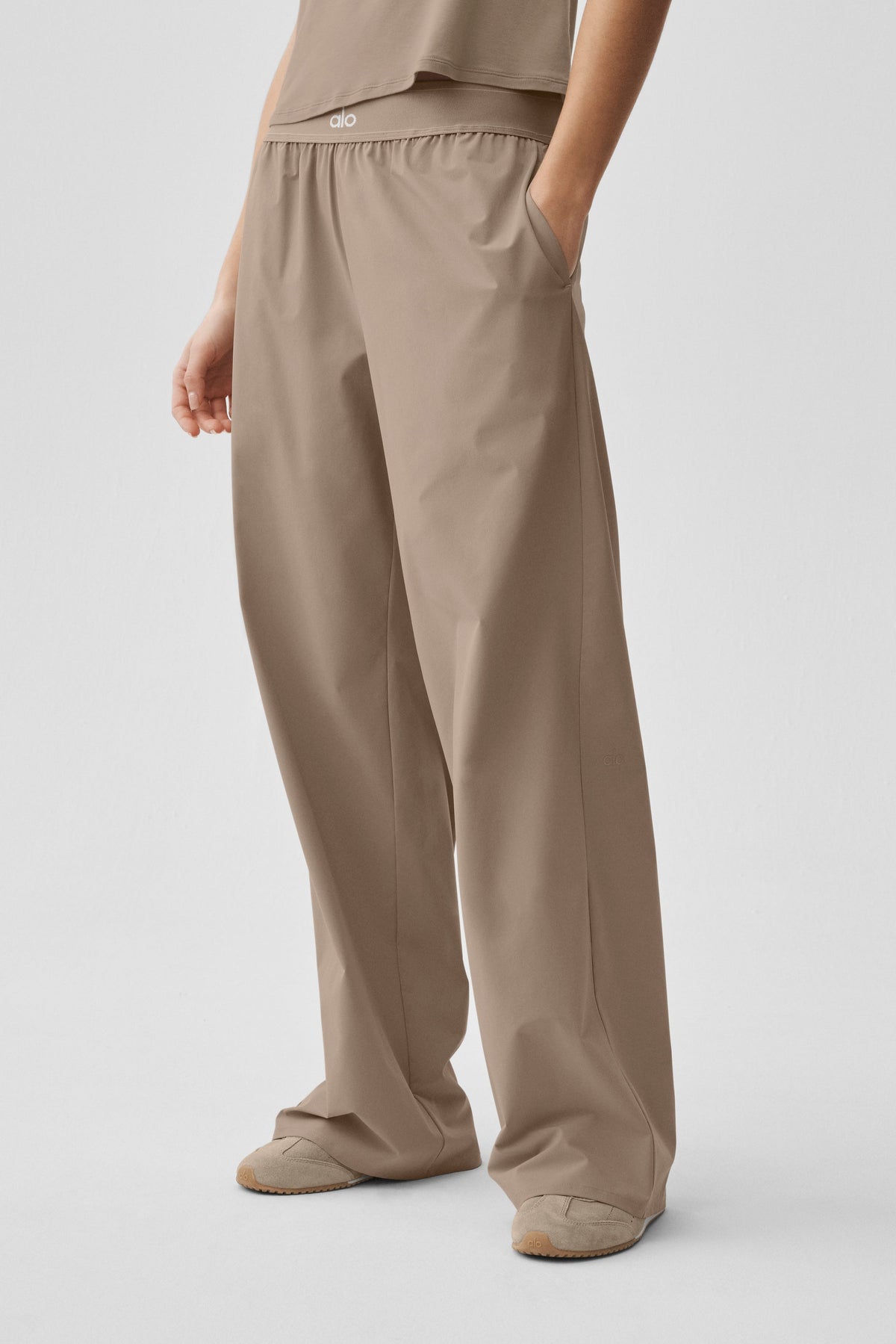 Alo Yoga Suit Up Trouser (Long) - Gravel - imagen 3