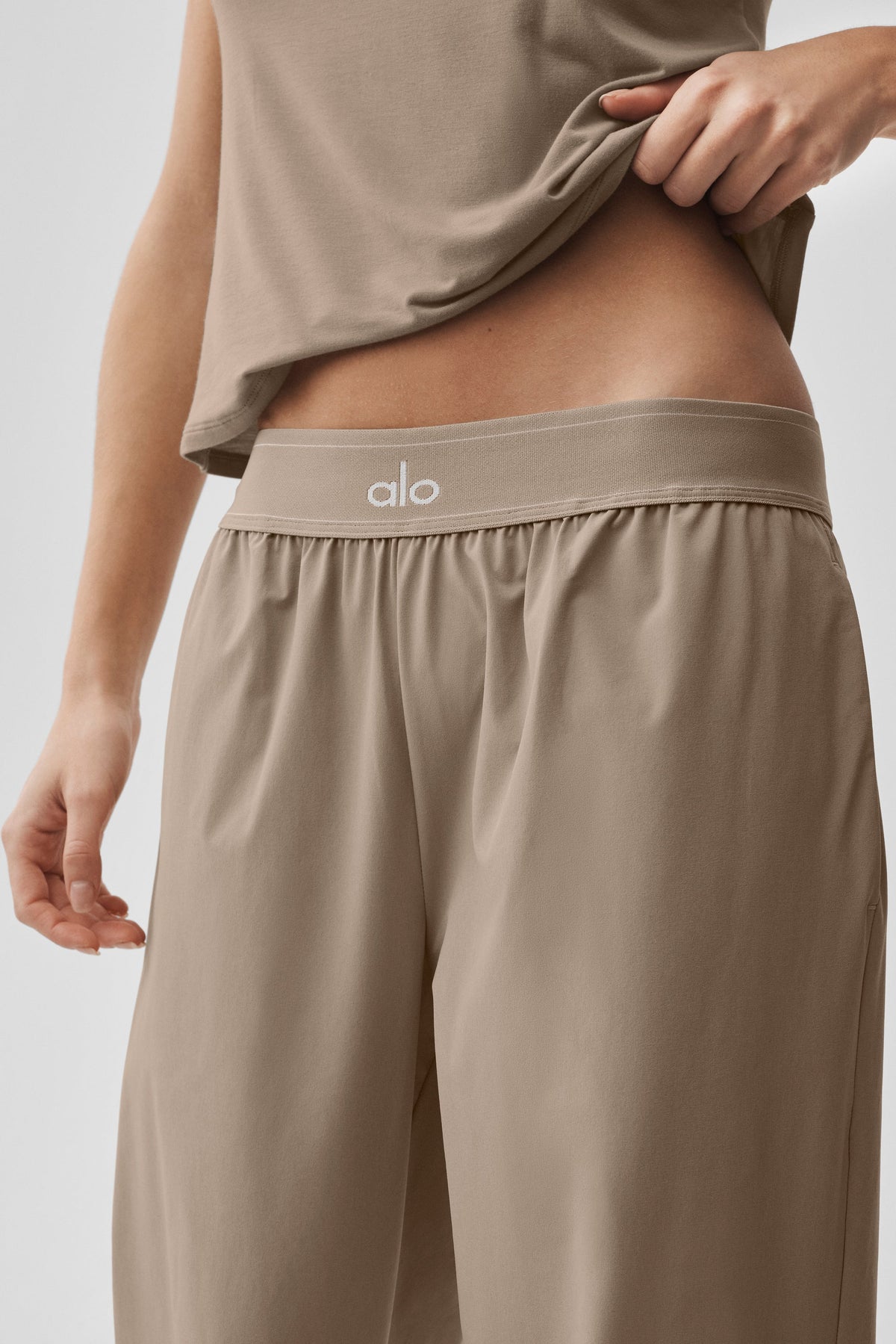 Alo Yoga Suit Up Trouser (Long) - Gravel - imagen 4