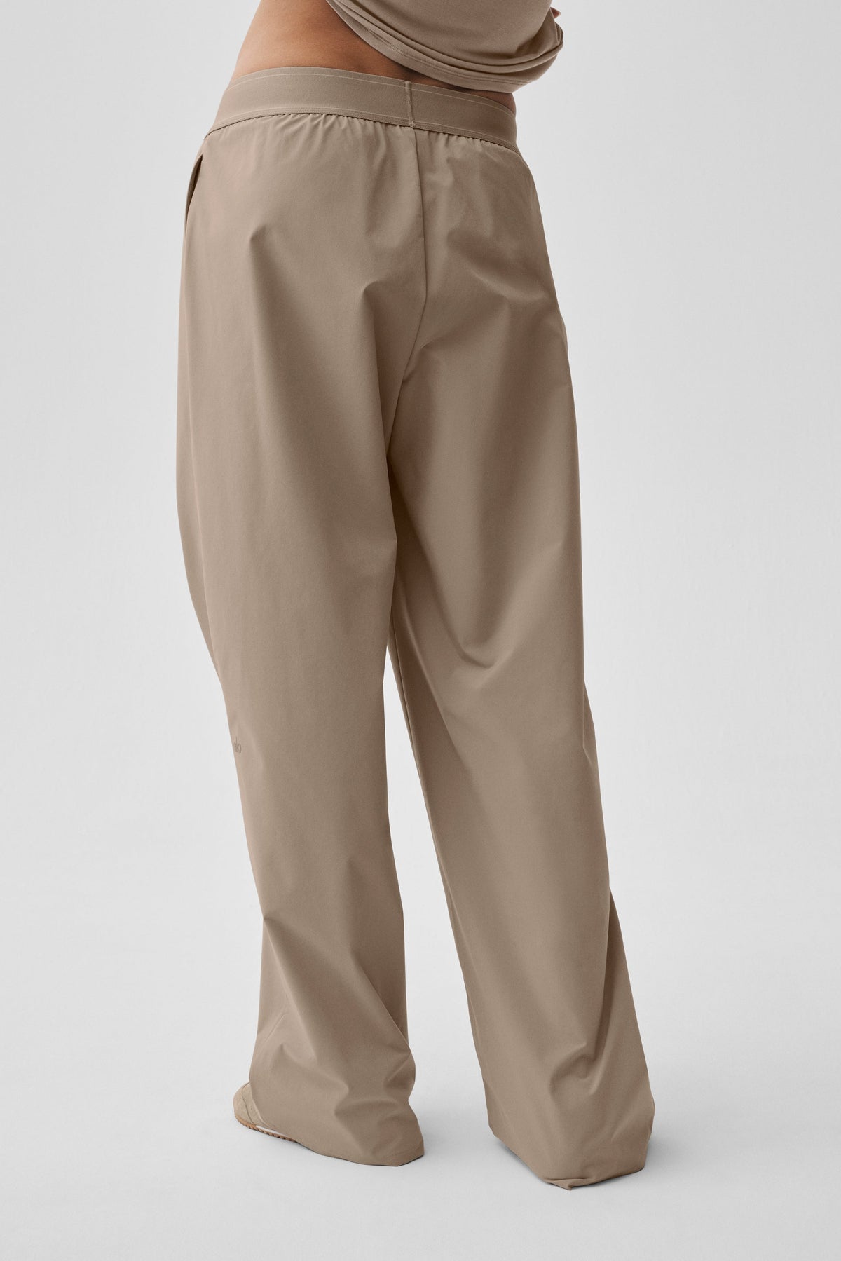 Alo Yoga Suit Up Trouser (Long) - Gravel - imagen 5