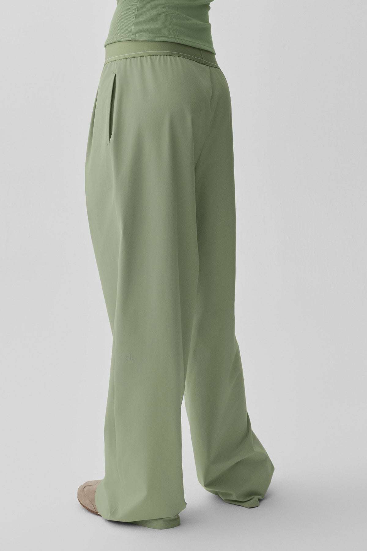 Alo Yoga Suit Up Trouser (Long) - Dune Grass - imagen 2