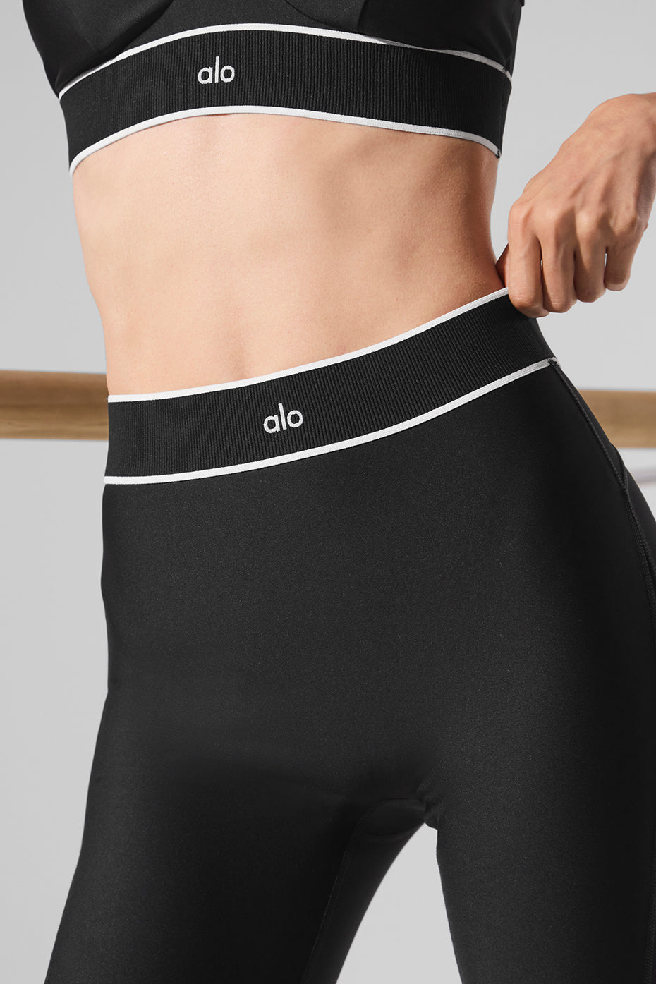 Alo Yoga Airlift Mesh High-Waist Darling Stirrup Legging - Black - imagen 3