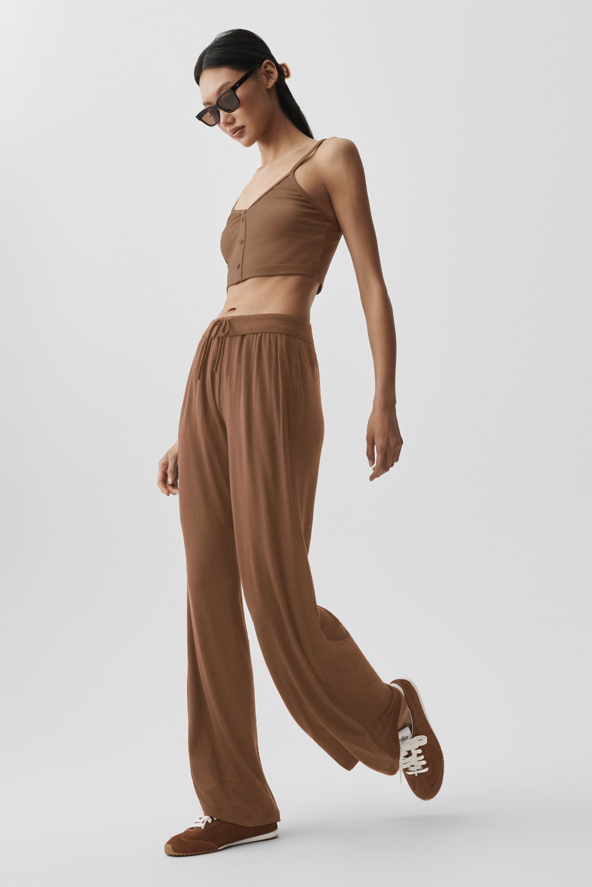 Alo Yoga Semi-Sheer Delicate Lounge Flare Pant (Regular) - Sun Kissed Brown - imagen 4
