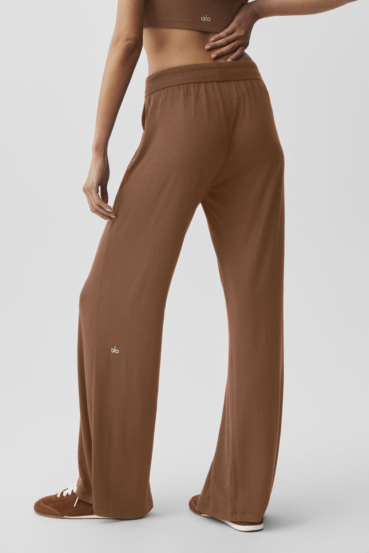 Alo Yoga Semi-Sheer Delicate Lounge Flare Pant (Regular) - Sun Kissed Brown - imagen 2