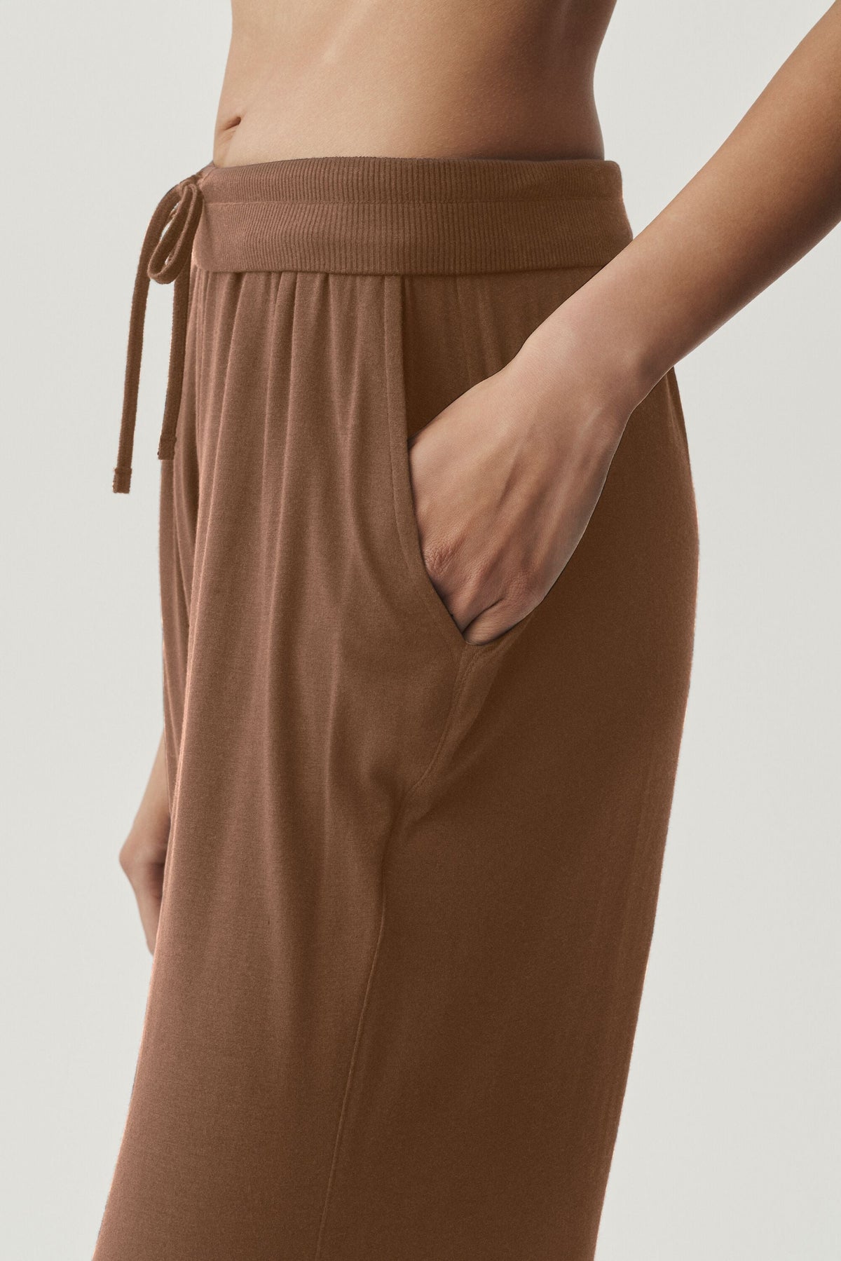 Alo Yoga Semi-Sheer Delicate Lounge Flare Pant (Regular) - Sun Kissed Brown - imagen 3