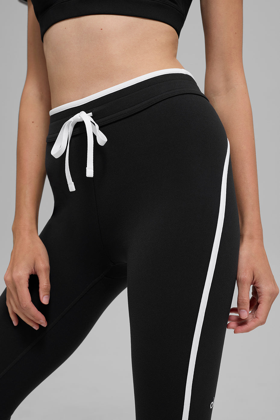 Alo Yoga Airbrush High-Waist Race Pace Capri - Black/White - imagen 4