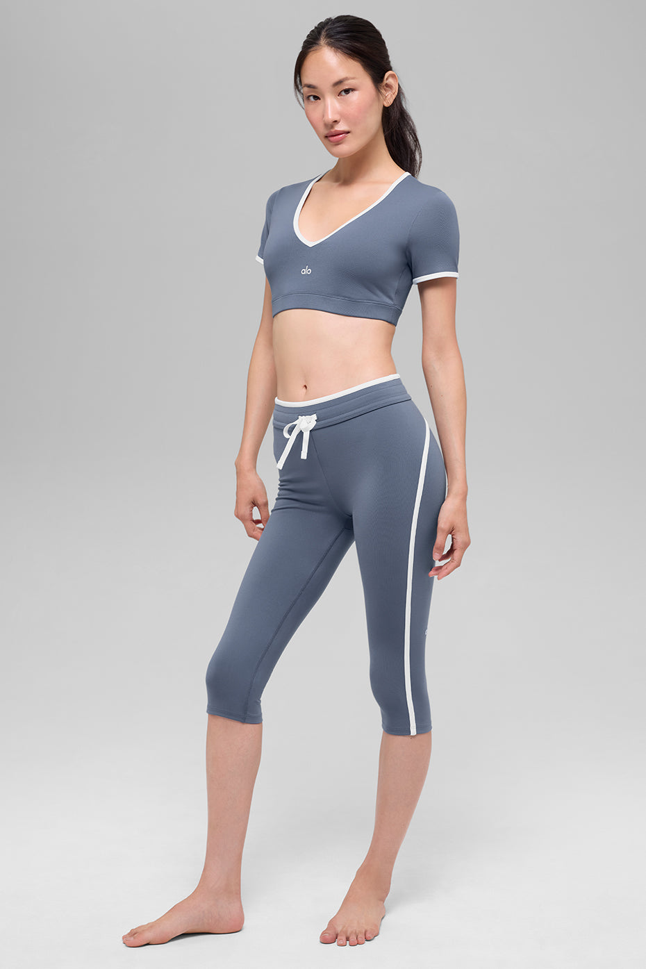 Alo Yoga Airbrush High-Waist Race Pace Capri - Bluestone/White - imagen 5