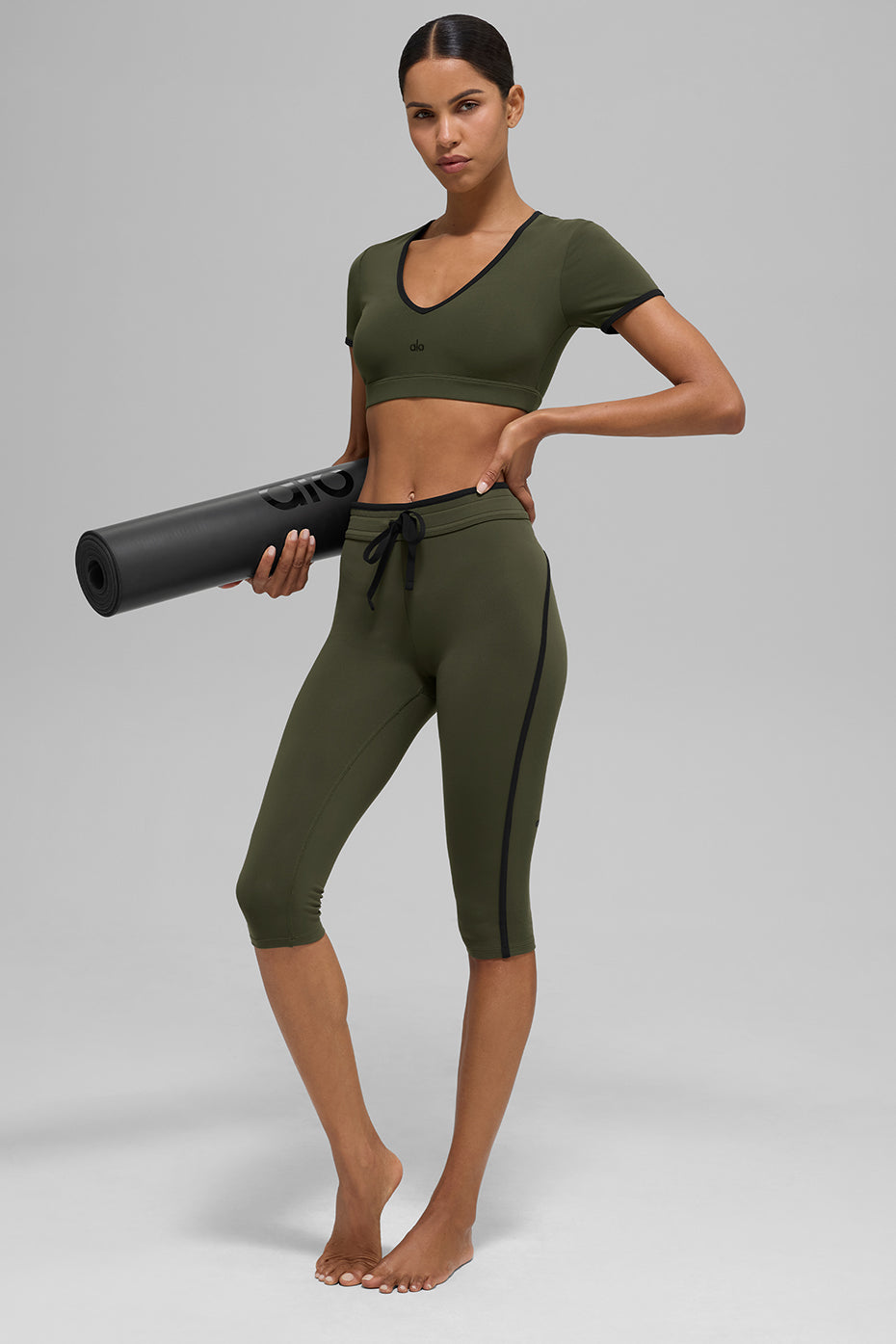 Alo Yoga Airbrush High-Waist Race Pace Capri - Green Olive/Black - imagen 5