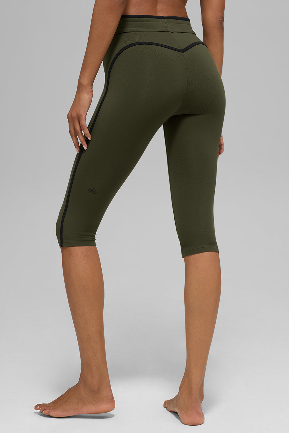 Alo Yoga Airbrush High-Waist Race Pace Capri - Green Olive/Black - imagen 3