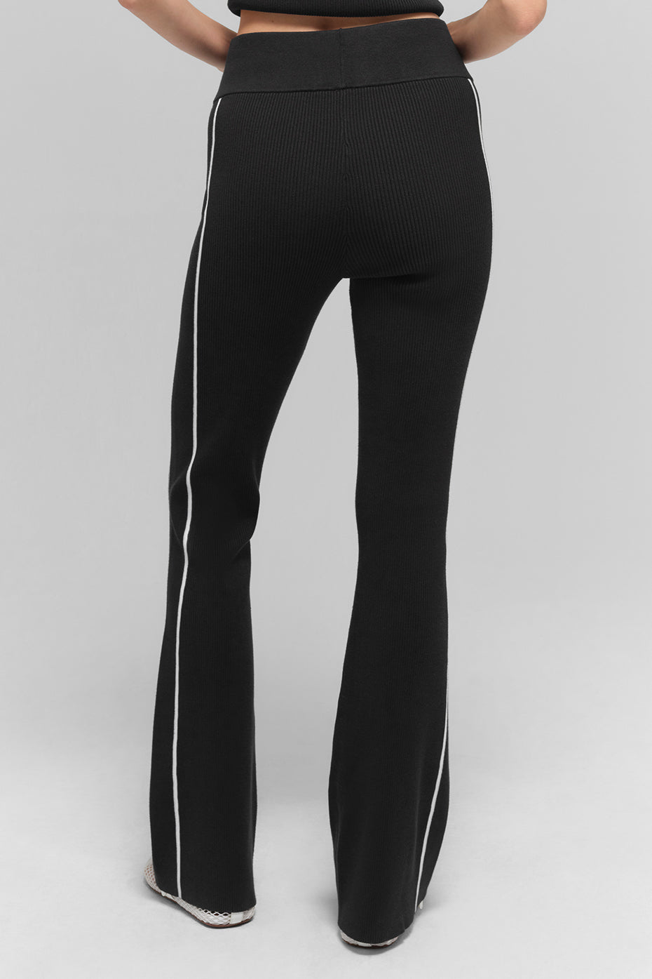 Alo Yoga Ribbed Sweater Knit Highline Flare Pant - Black/White - imagen 4