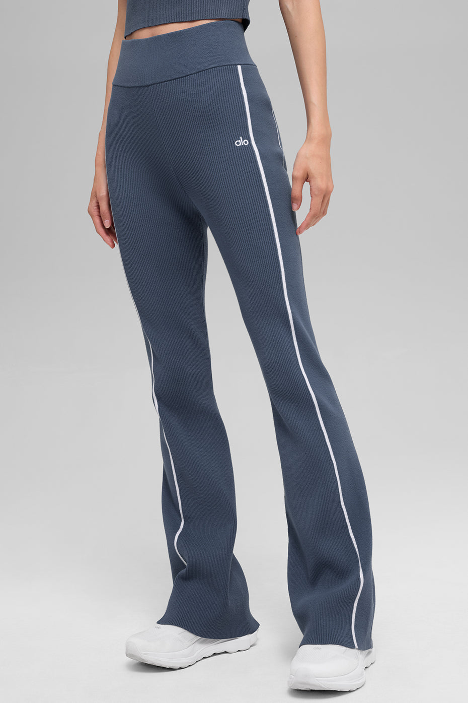 Alo Yoga Ribbed Sweater Knit Highline Flare Pant - Bluestone/White - imagen 3
