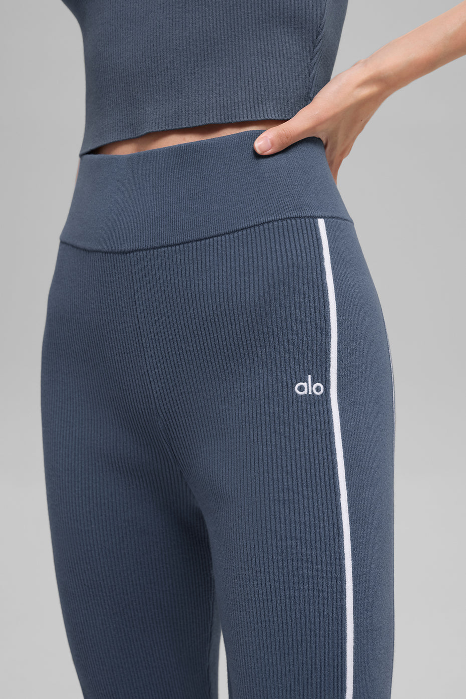 Alo Yoga Ribbed Sweater Knit Highline Flare Pant - Bluestone/White - imagen 2