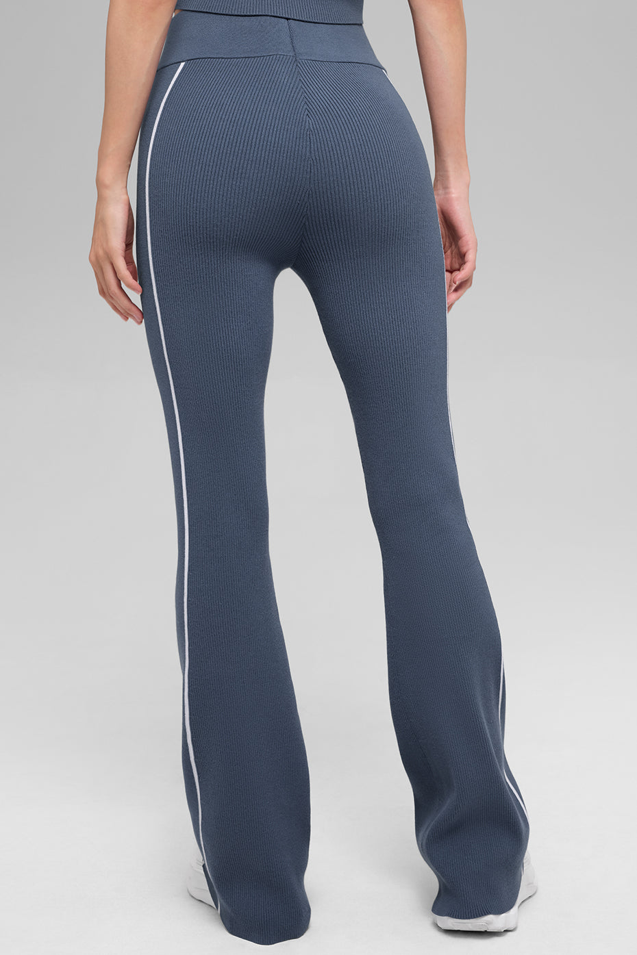 Alo Yoga Ribbed Sweater Knit Highline Flare Pant - Bluestone/White - imagen 4