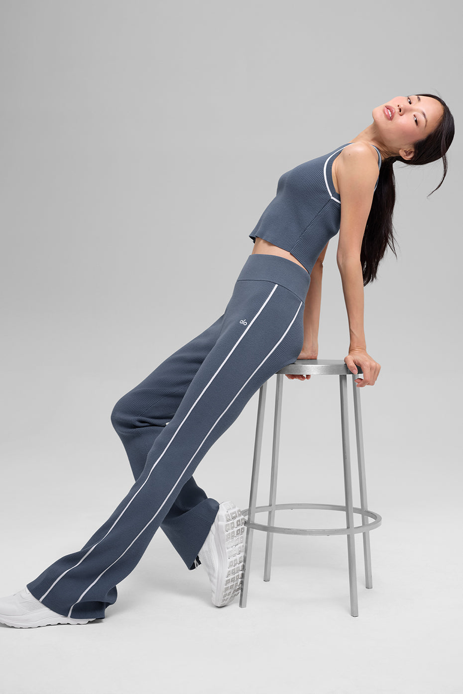 Alo Yoga Ribbed Sweater Knit Highline Flare Pant - Bluestone/White - imagen 5