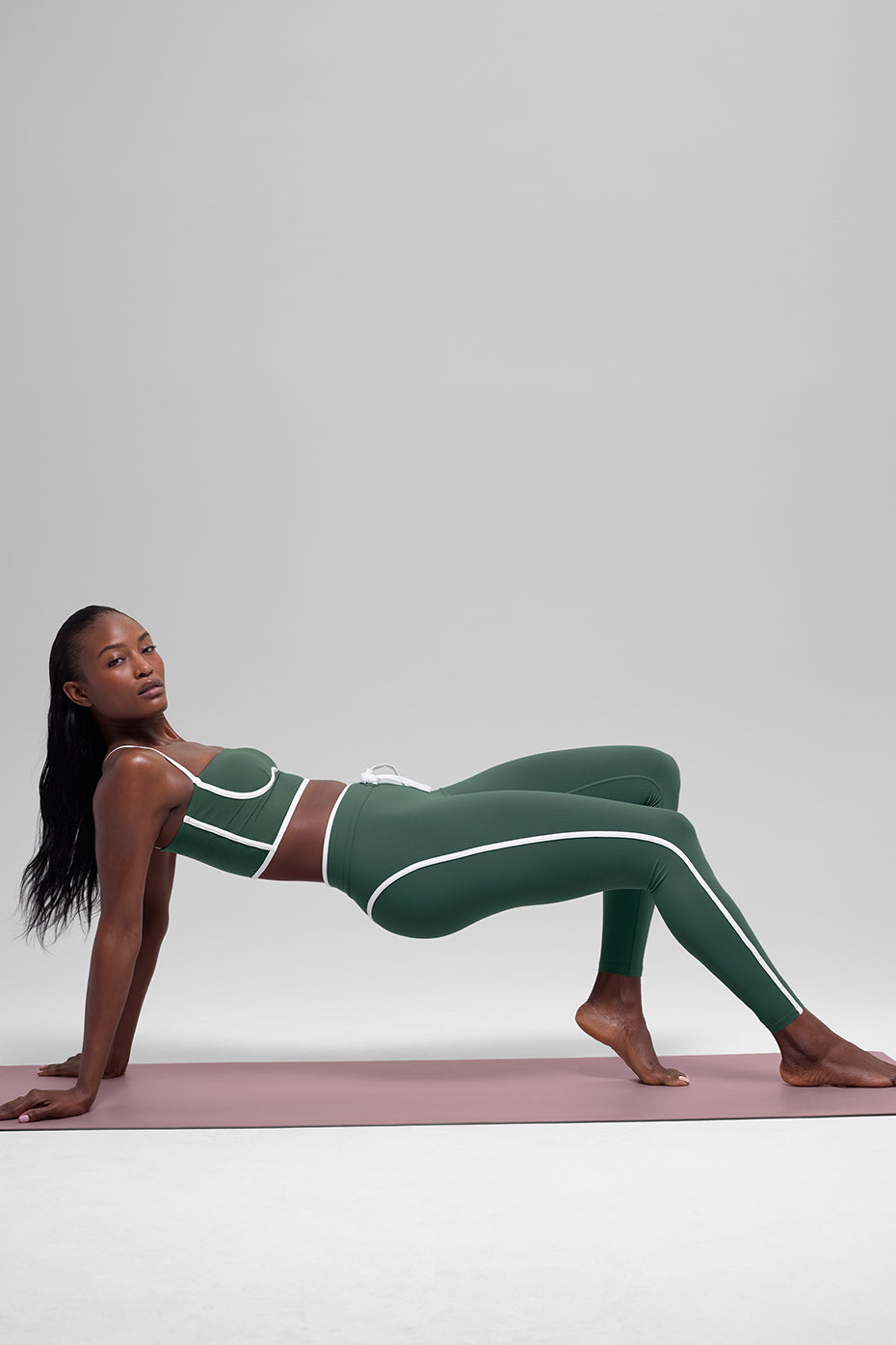Alo Yoga Airbrush High-Waist Race Pace 7/8 Legging - Clover Green/White - imagen 3