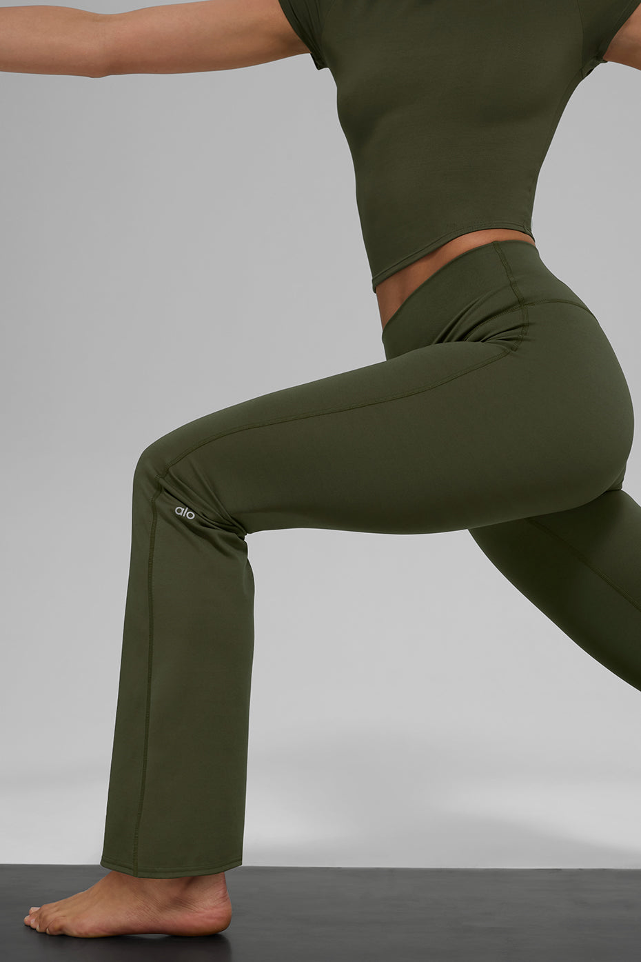 Alo Yoga ALO Softsculpt High-Waist Bootcut Legging (Short) - Green Olive - imagen 3