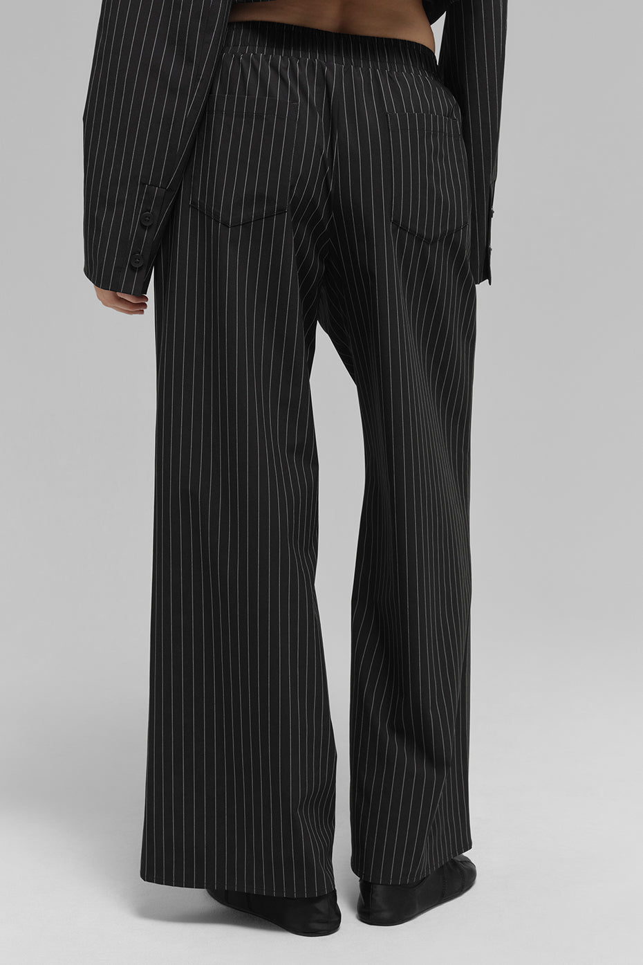 Alo Yoga Pinstripe Daylight Boxer Pant (Regular) - Black/Titanium - imagen 3