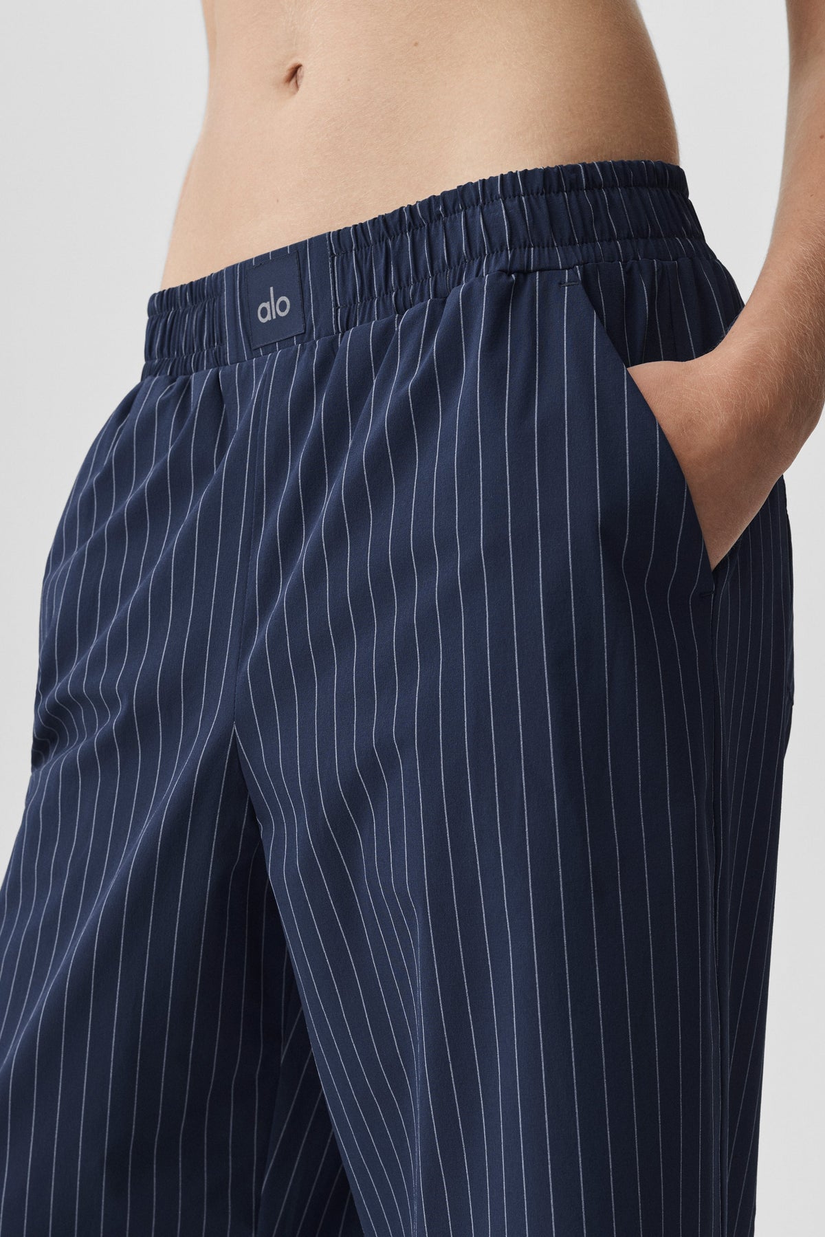 Alo Yoga Pinstripe Daylight Boxer Pant (Regular) - Navy/Ivory - imagen 3