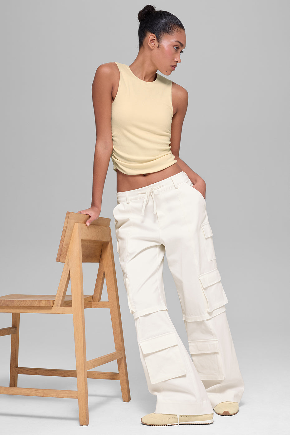 Alo Yoga Mid-Rise Scout Cargo Pant - Ivory - imagen 5